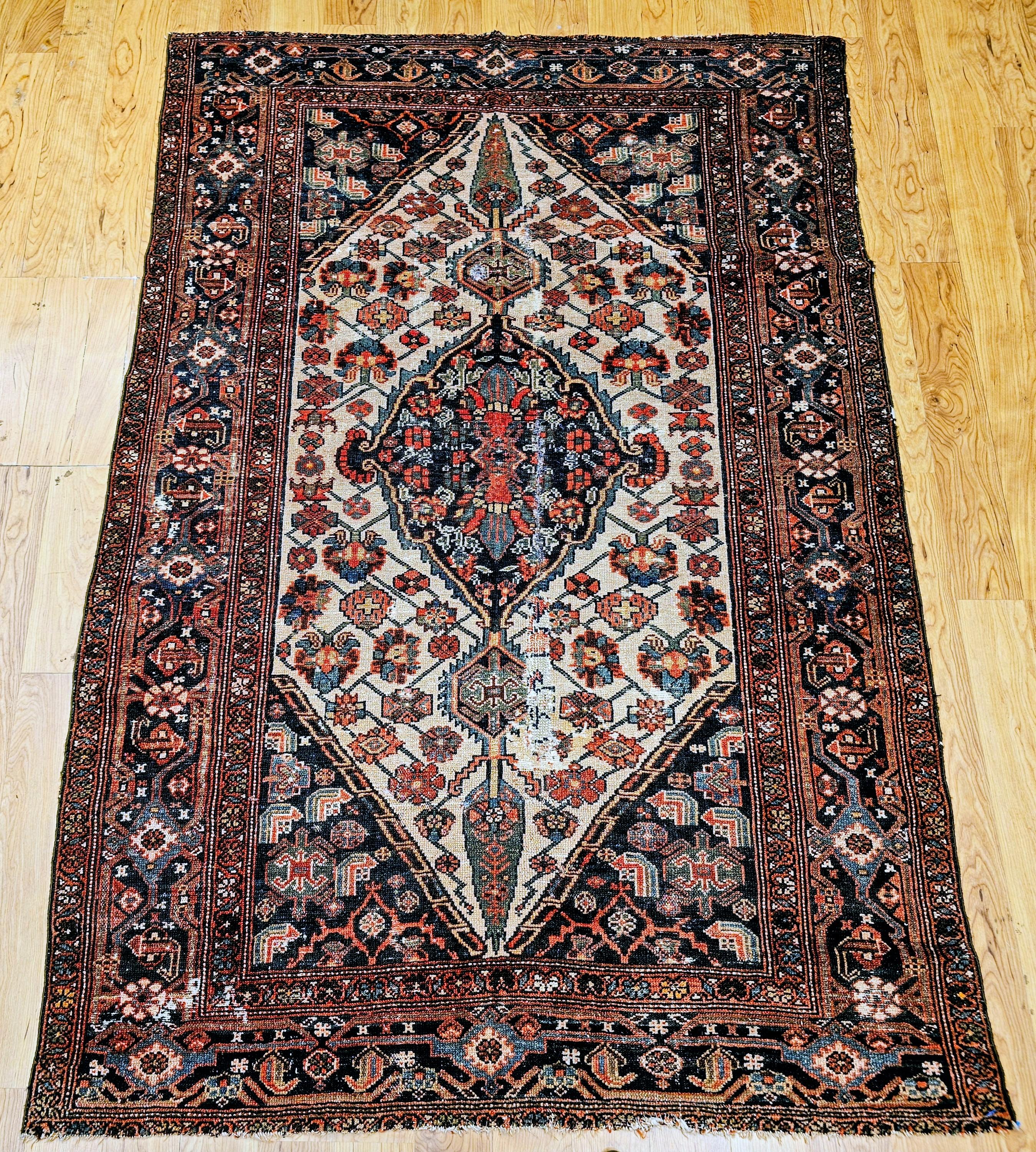 Un raro e squisito tappeto persiano di villaggio Malayer della fine del XIX secolo, questo capolavoro in scala ridotta mette in mostra l'abilità della tradizione di tessitura della Persia nord-occidentale. Il disegno presenta un elegante medaglione