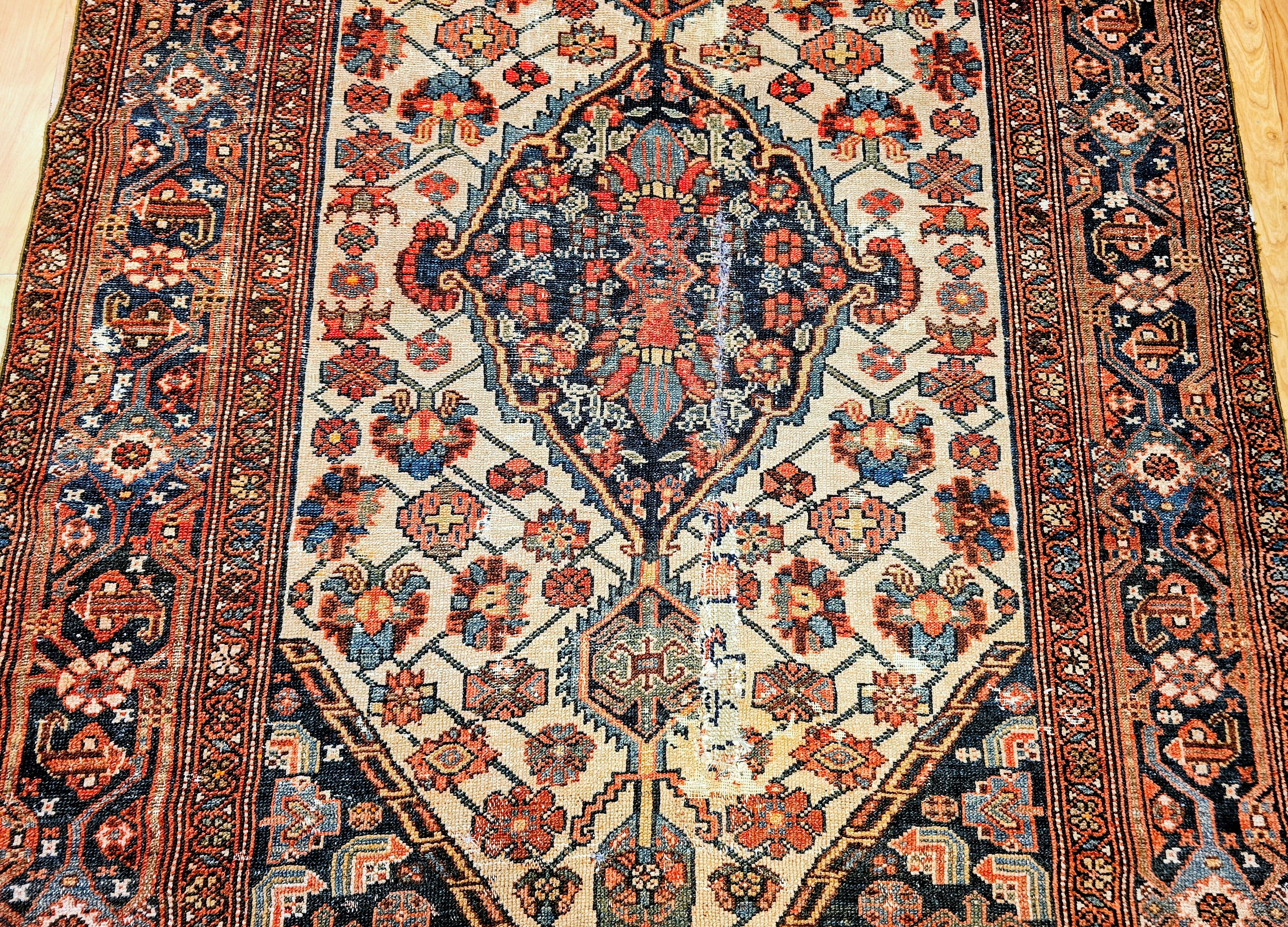 Tintura vegetale Tappeto persiano d'epoca Malayer, medaglione blu pallido su avorio, marina, c.C. in vendita