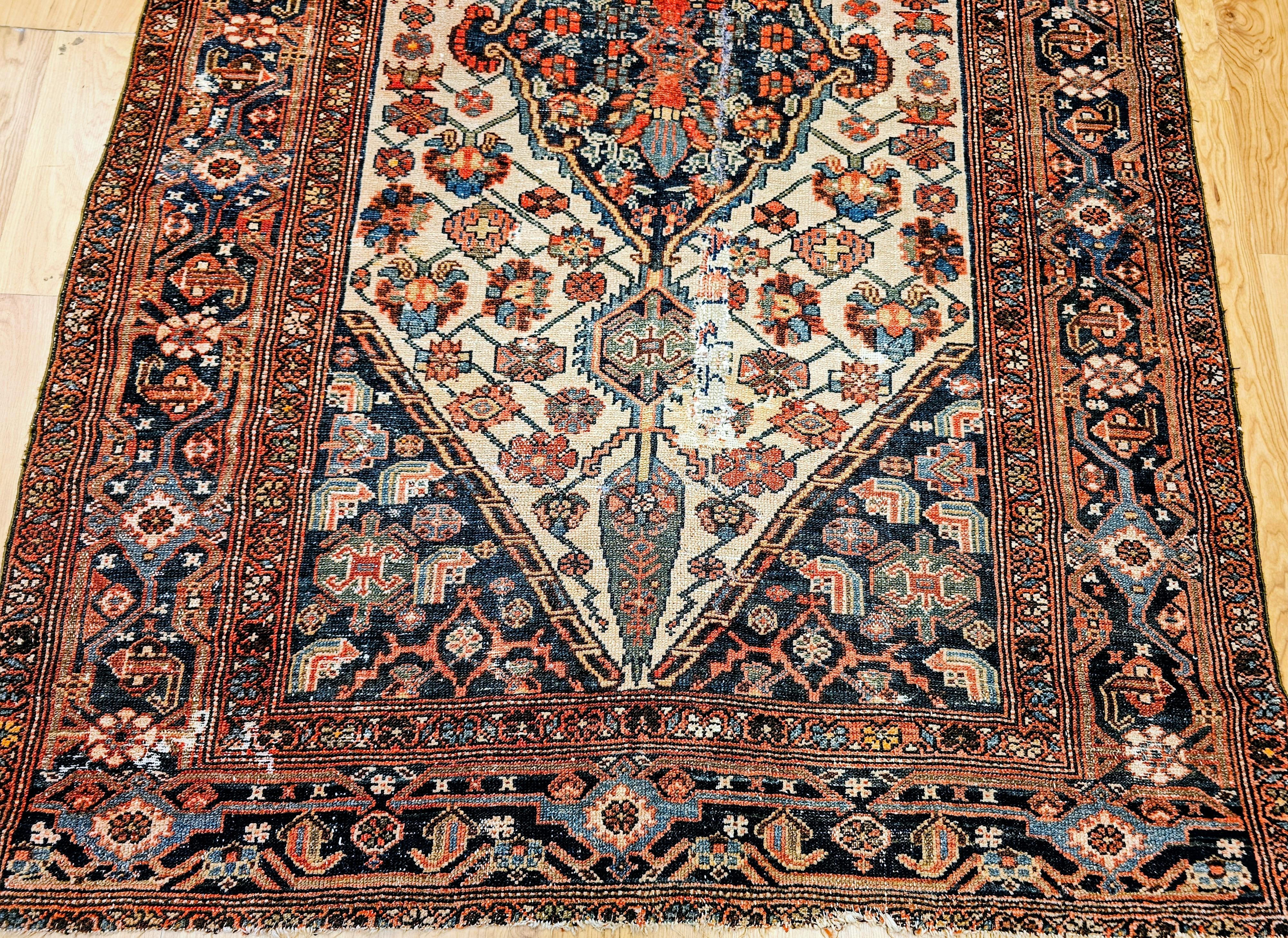 Tappeto persiano d'epoca Malayer, medaglione blu pallido su avorio, marina, c.C. In condizioni buone in vendita a Barrington, IL