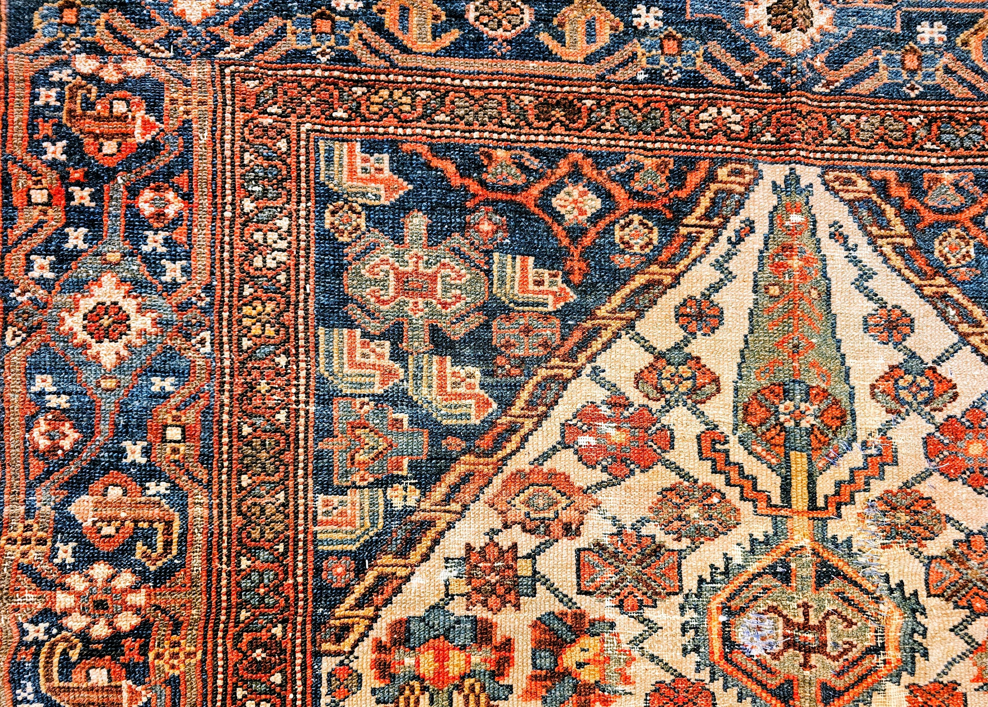 Lana Tappeto persiano d'epoca Malayer, medaglione blu pallido su avorio, marina, c.C. in vendita