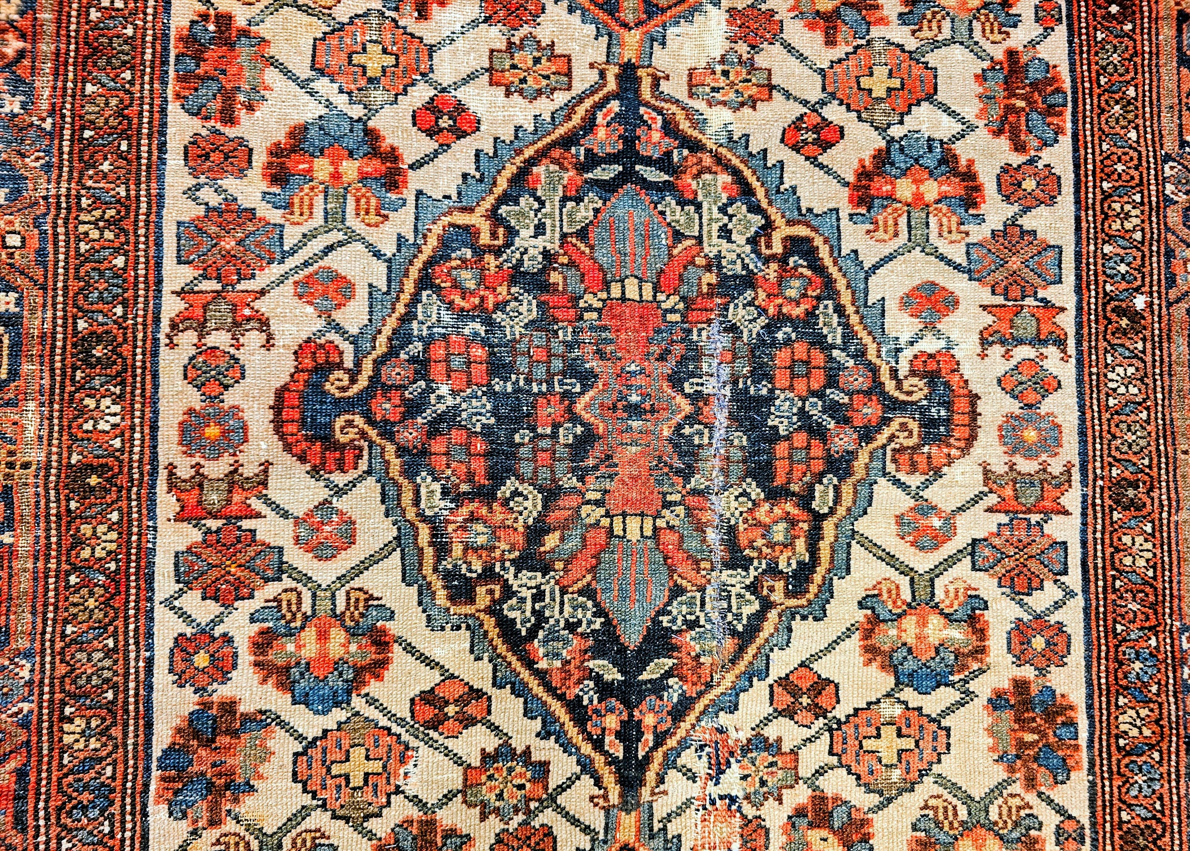 Tappeto persiano d'epoca Malayer, medaglione blu pallido su avorio, marina, c.C. in vendita 1