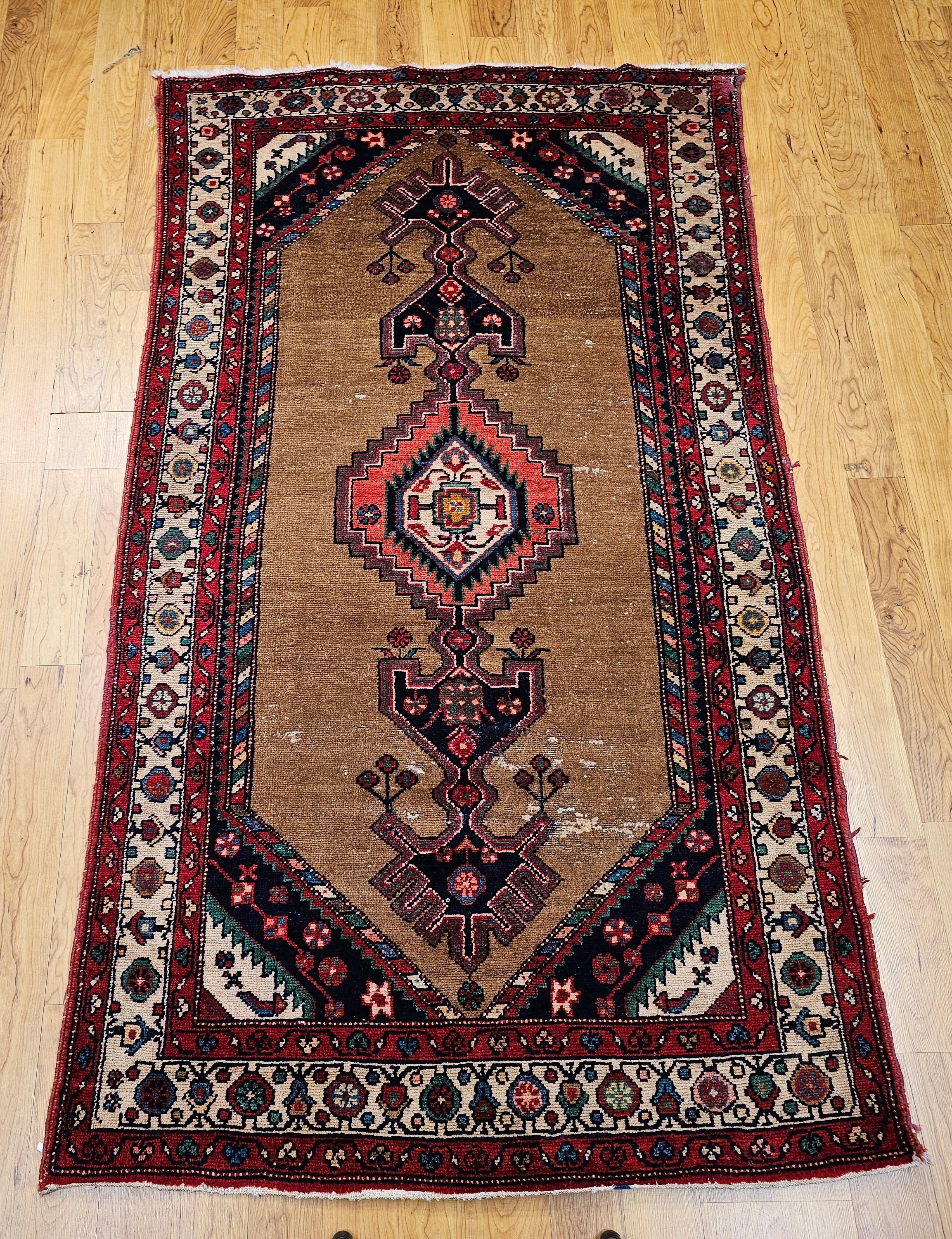 Schöne Vintage persischen Kamelhaar Hamadan Bereich Teppich aus dem 2. Quartal des 1900er.  Der Kamelhaar-Hamadan hat ein längliches Medaillon, das von einem Ende zum anderen reicht.   Das mittlere Medaillon ist rosa und cremefarben, die weiteren