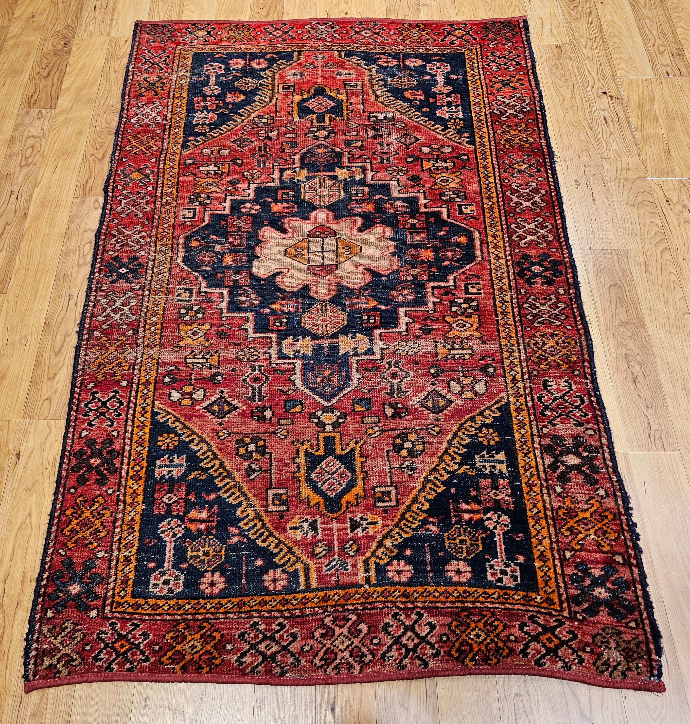 Schöner handgeknüpfter persischer Malayer-Teppich aus dem frühen 20. Jahrhundert mit geometrischem Muster.  Es hat eine rote Hintergrundfarbe und ein zentrales Medaillon in Elfenbein und Französisch-Blau.  Darüber hinaus hat es Eckzwickel in der