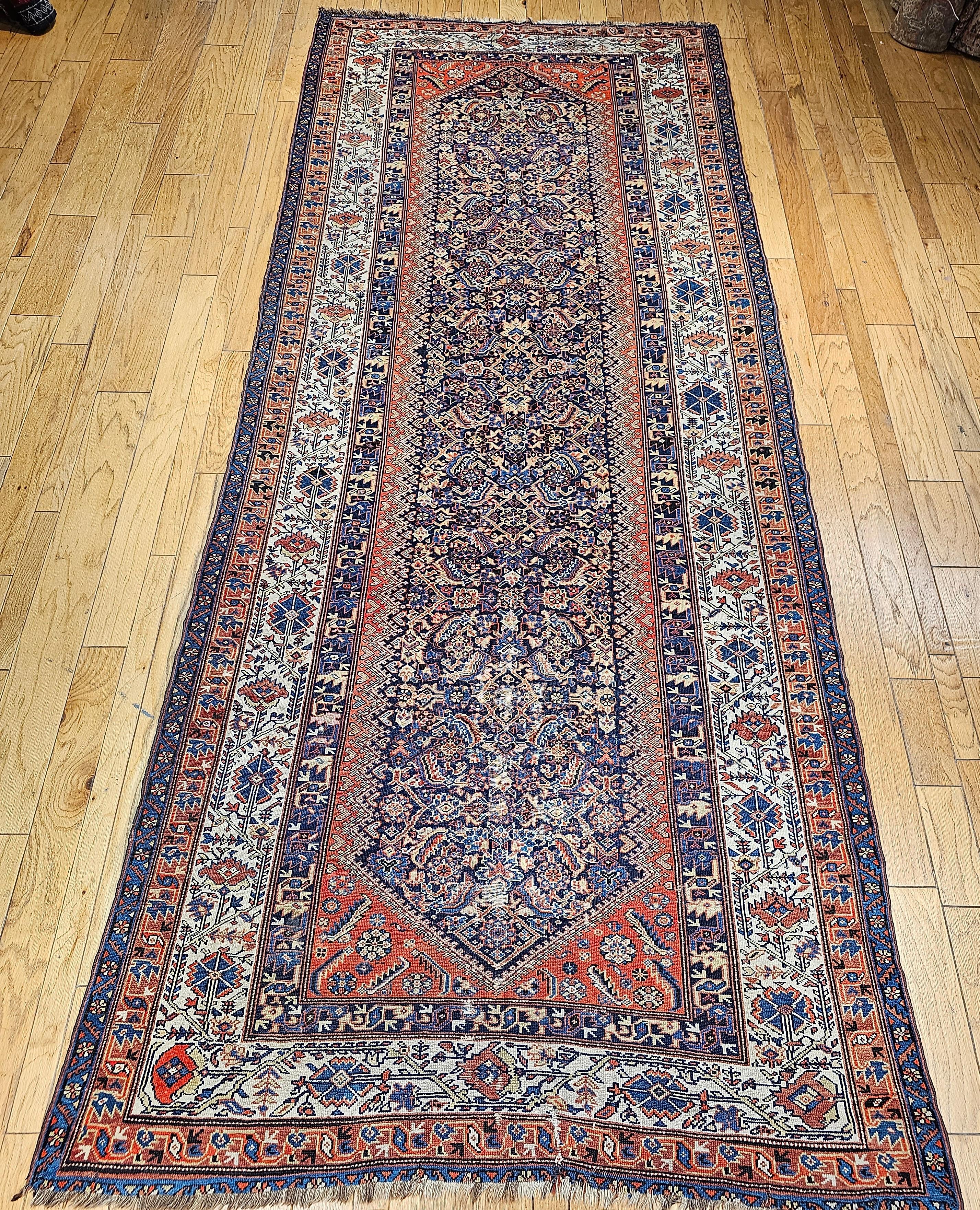 Magnifique tapis persan vintage Malayer (a Gallery) du 1er quart des années 1900 avec un motif Herati sur un fond bleu marine avec des accents bleus, bruns, jaunes, rouges et terracotta.  Ce Malayer vintage est orné d'un motif Herati à l'intérieur