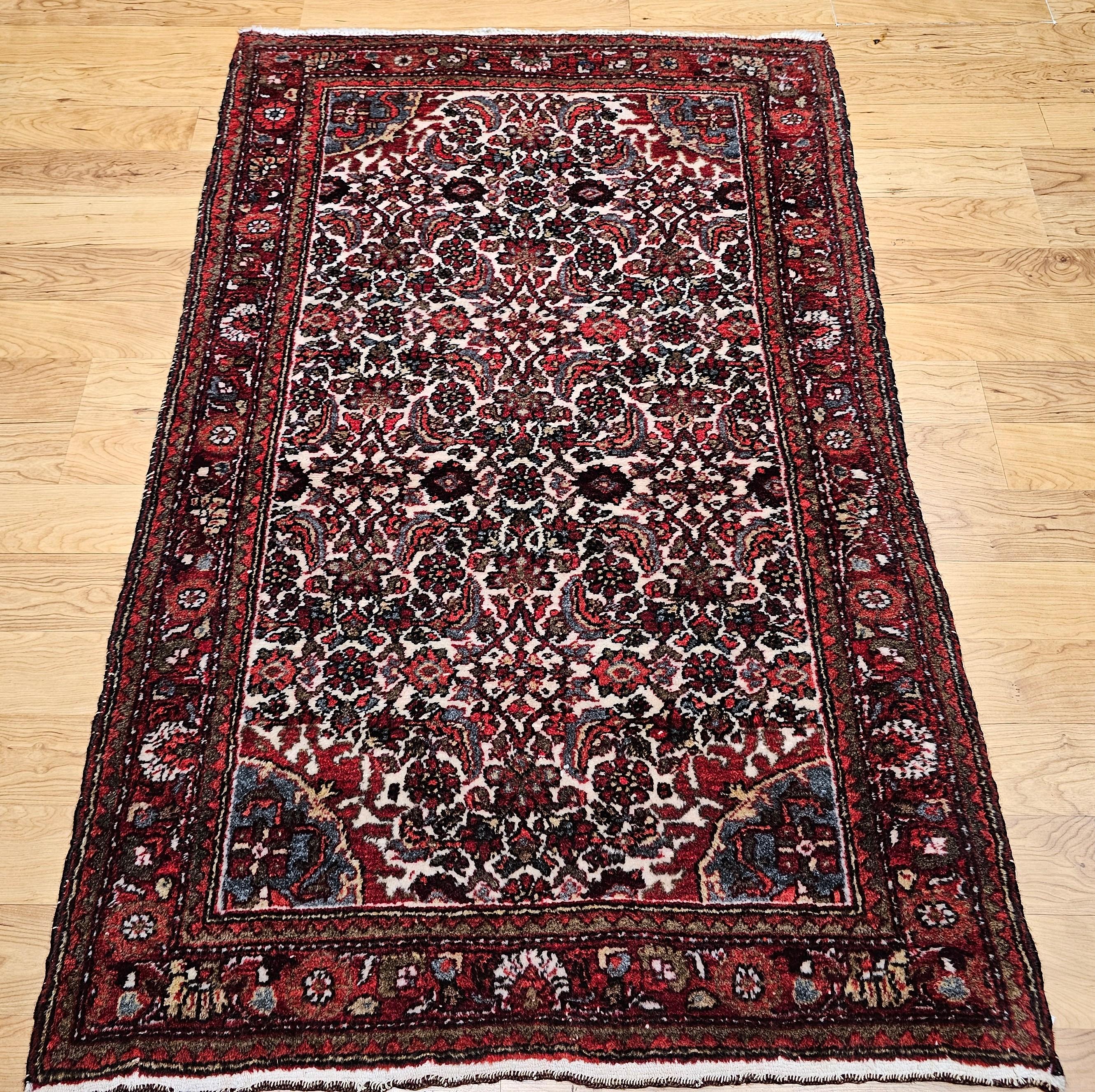Magnifique tapis persan Malayer du milieu du 20e siècle, noué à la main, avec un motif géométrique Herati en ivoire, bleu marine, bleu, rouge.   Le tapis vintage Malayer a une couleur de fond ivoire très recherchée avec un motif Herati.  En outre,