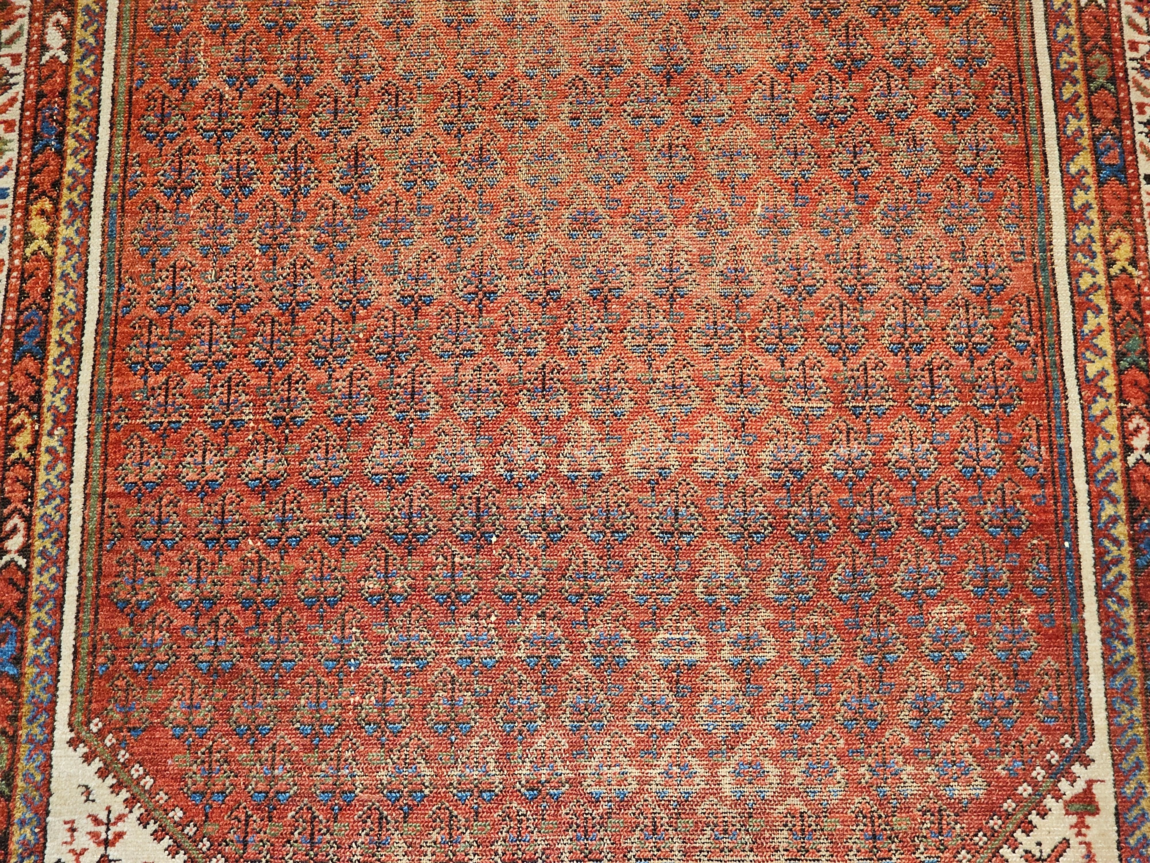 Malayer persa vintage con estampado de cachemira en burdeos, marfil y azul Teñido con vegetales en venta