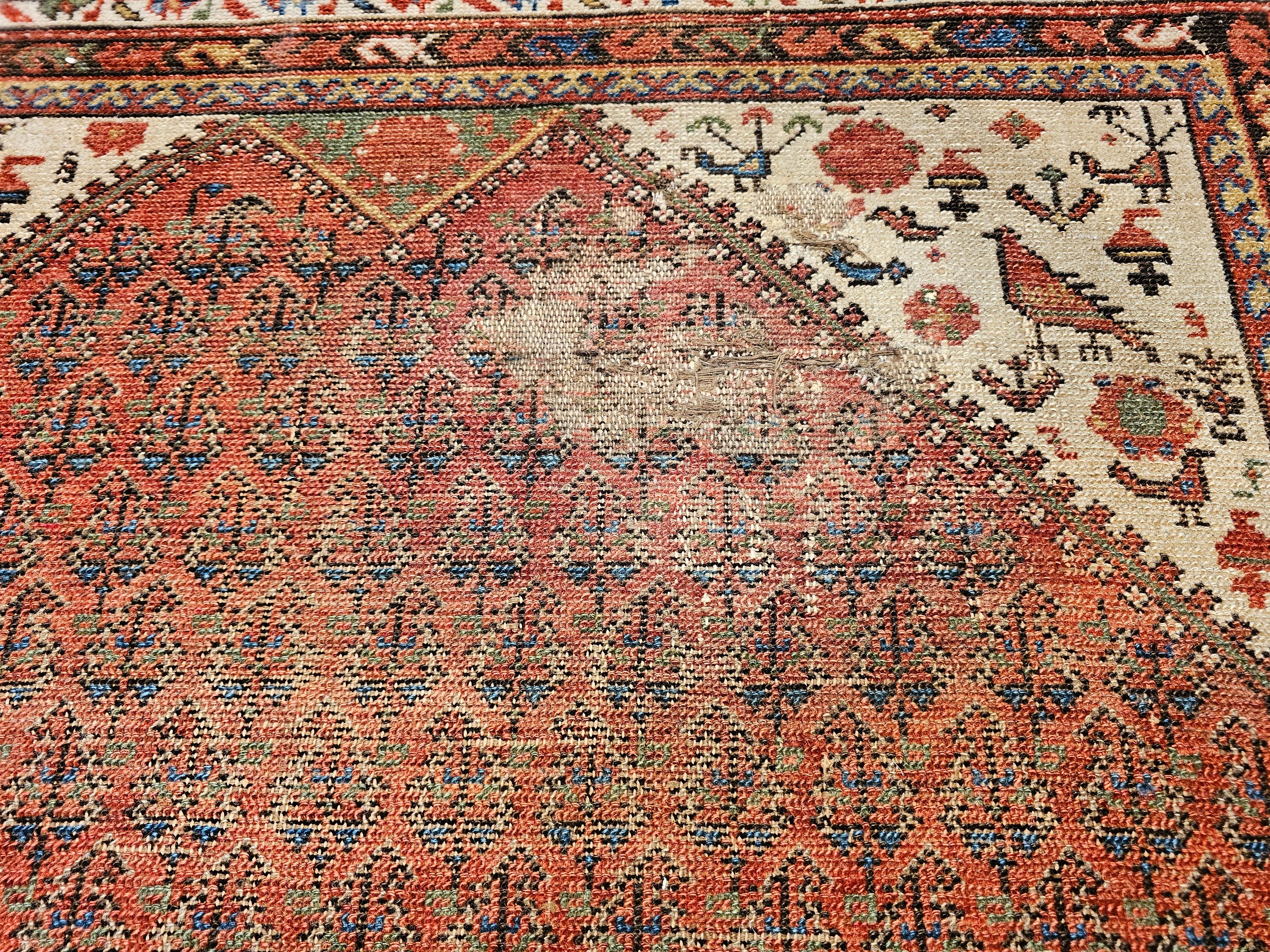 Malayer persa vintage con estampado de cachemira en burdeos, marfil y azul en venta 1