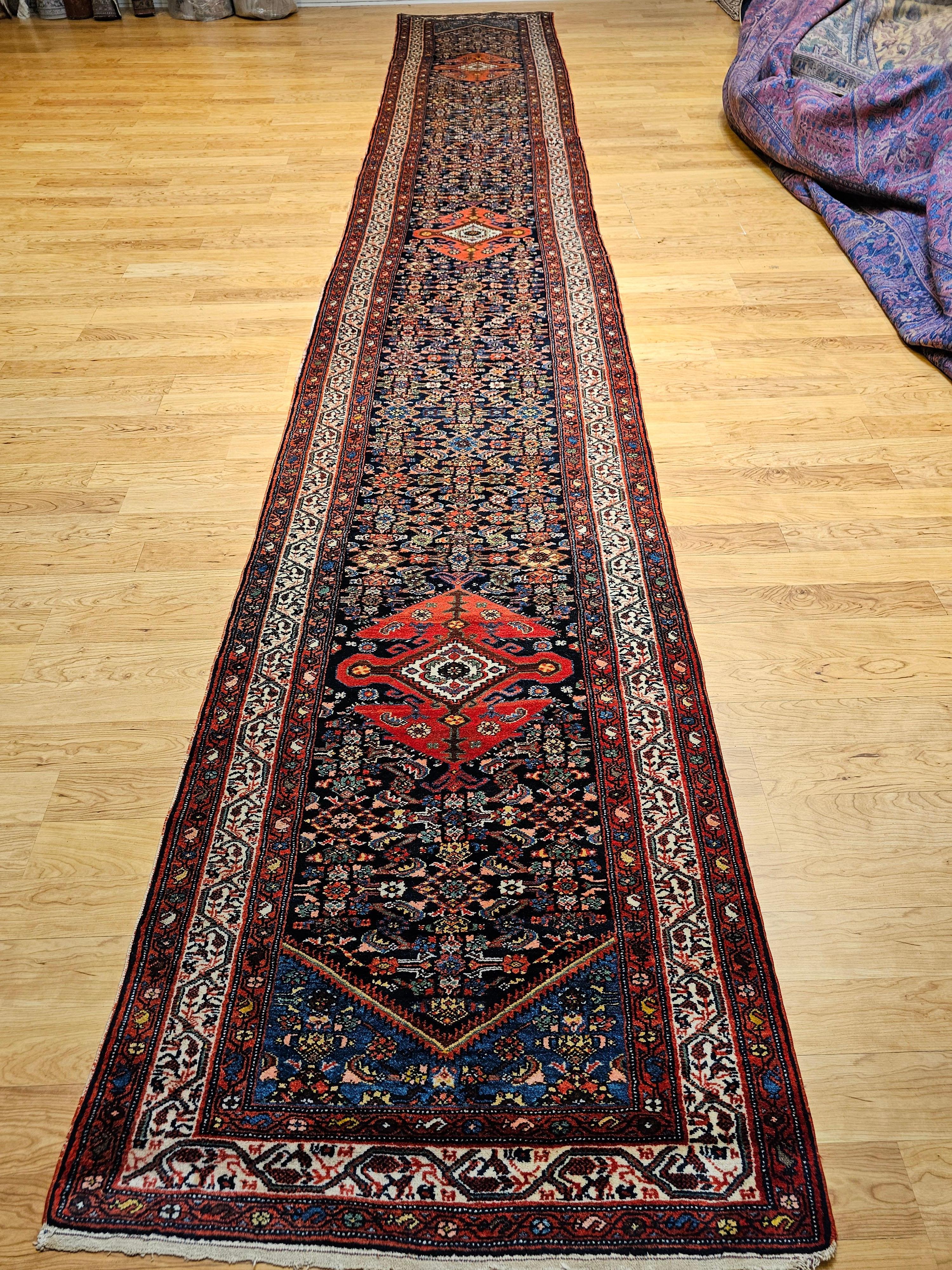 Tapis de couloir persan Malayer vintage à motif géométrique bleu marine et bleu français en vente 3