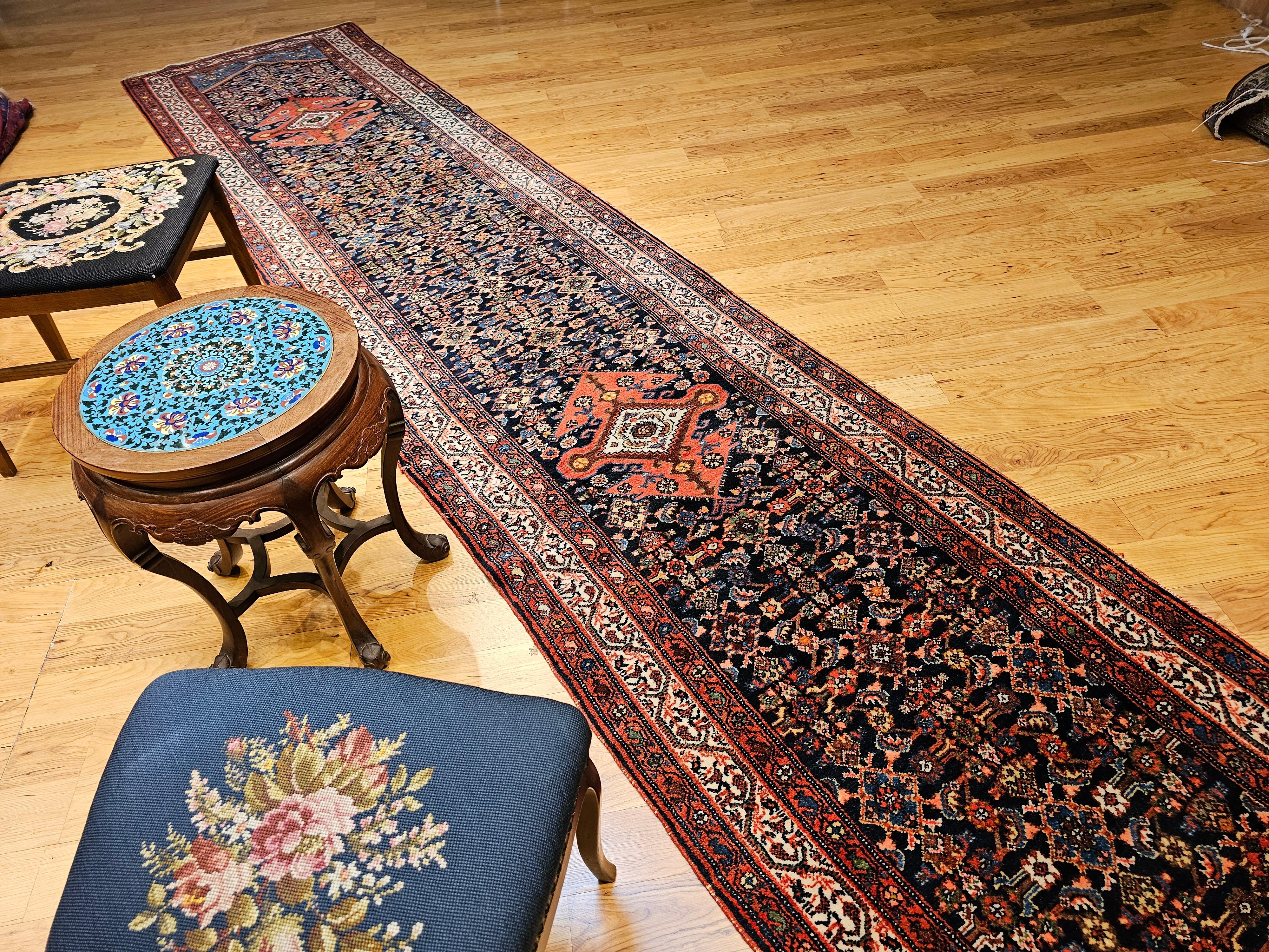 Tapis de couloir persan Malayer vintage à motif géométrique bleu marine et bleu français en vente 5