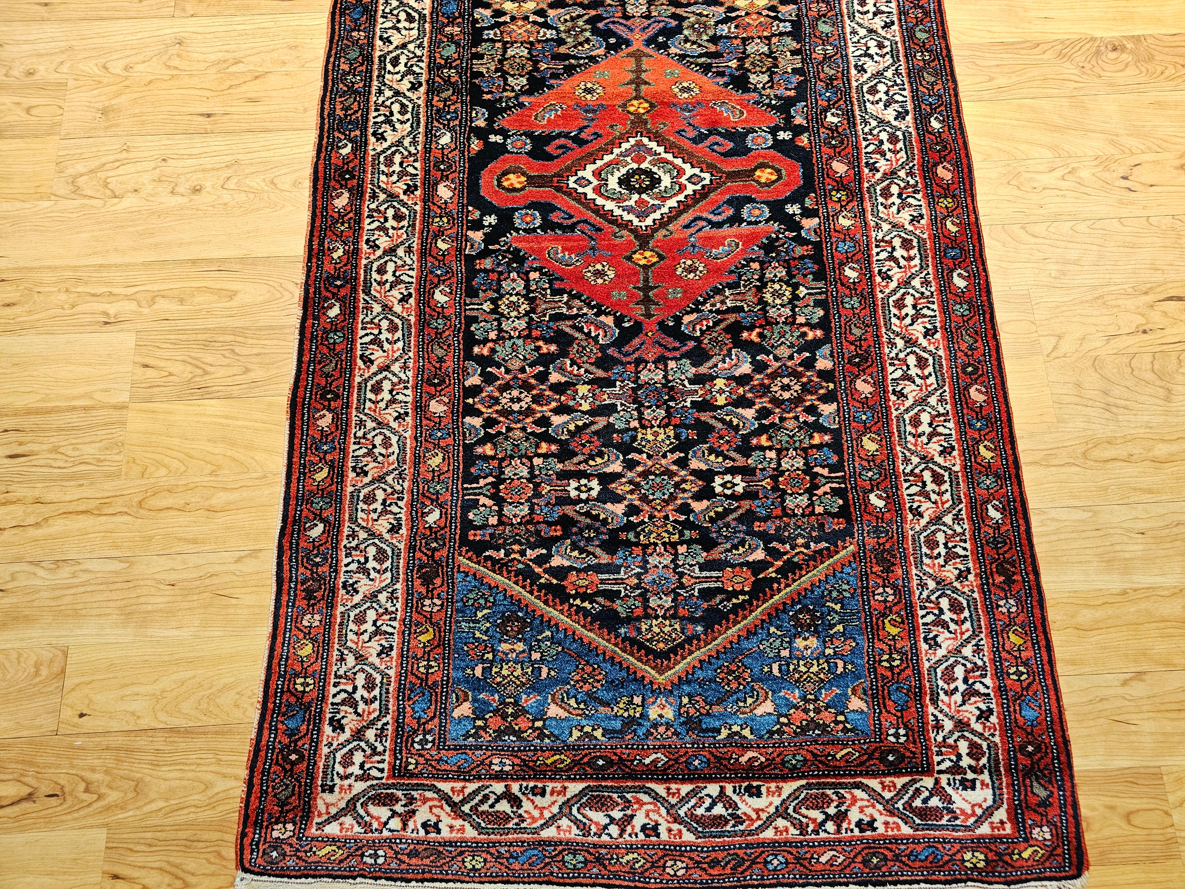 Rare et très désirable, ce long chemin de table persan Malayer tissé dans le premier quart des années 1900 présente un magnifique motif 