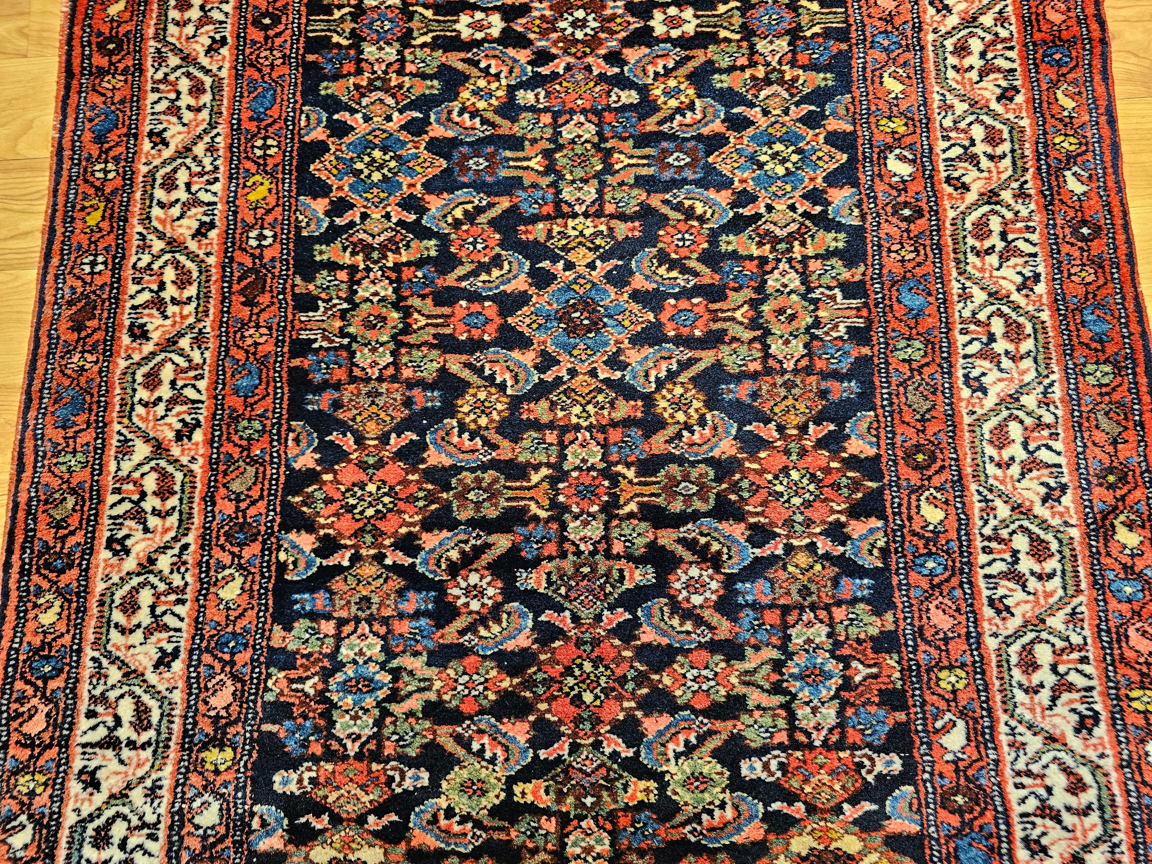 Teinture végétale Tapis de couloir persan Malayer vintage à motif géométrique bleu marine et bleu français en vente