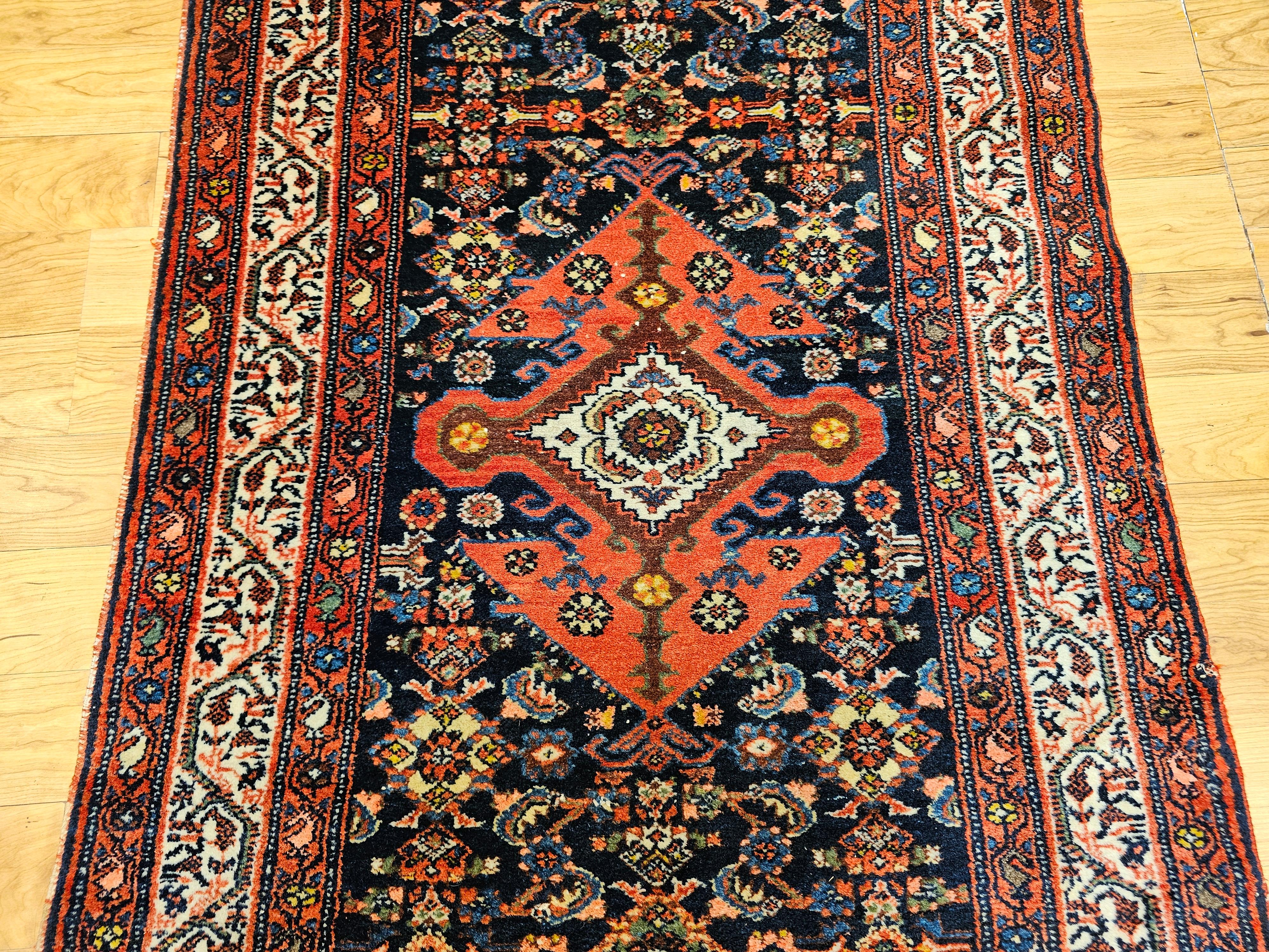 Tapis de couloir persan Malayer vintage à motif géométrique bleu marine et bleu français Bon état - En vente à Barrington, IL