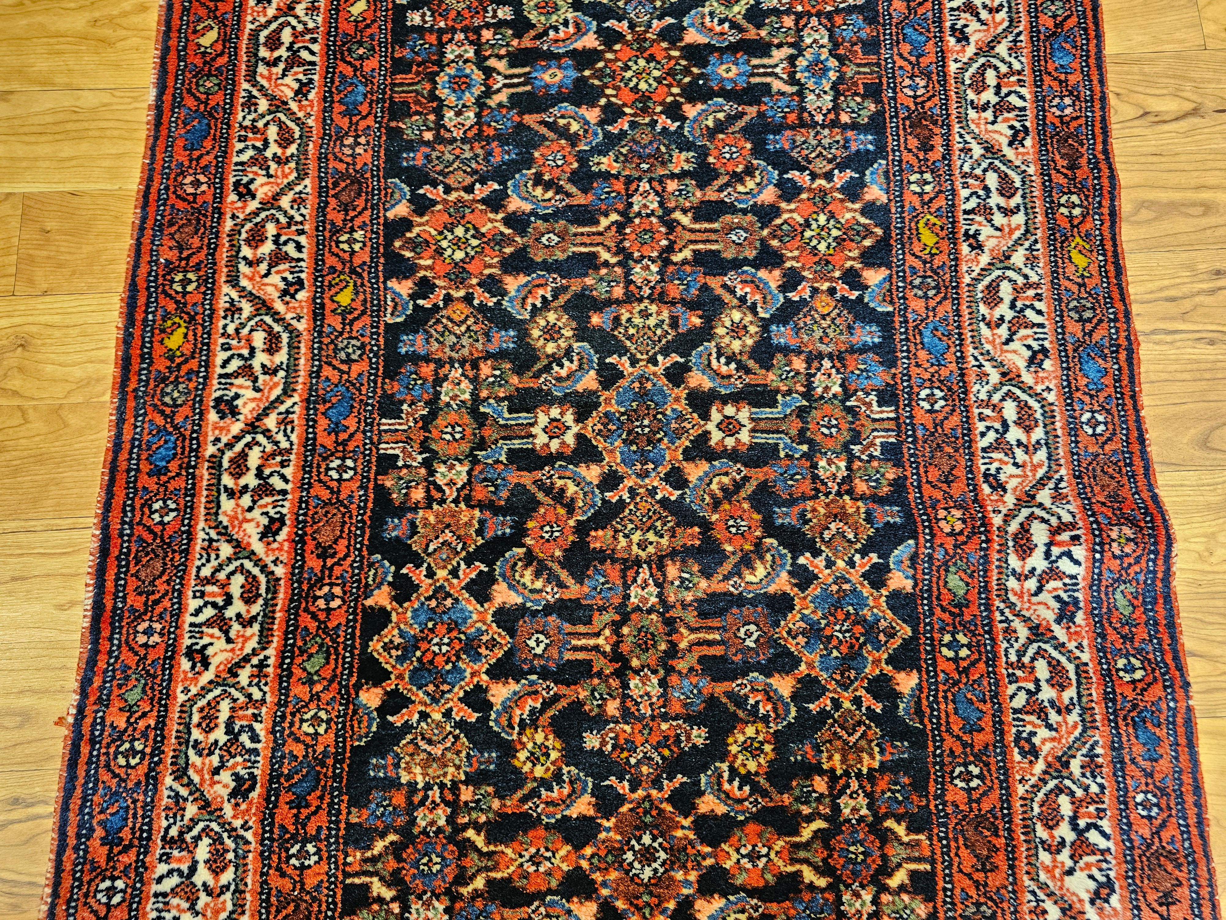 20ième siècle Tapis de couloir persan Malayer vintage à motif géométrique bleu marine et bleu français en vente