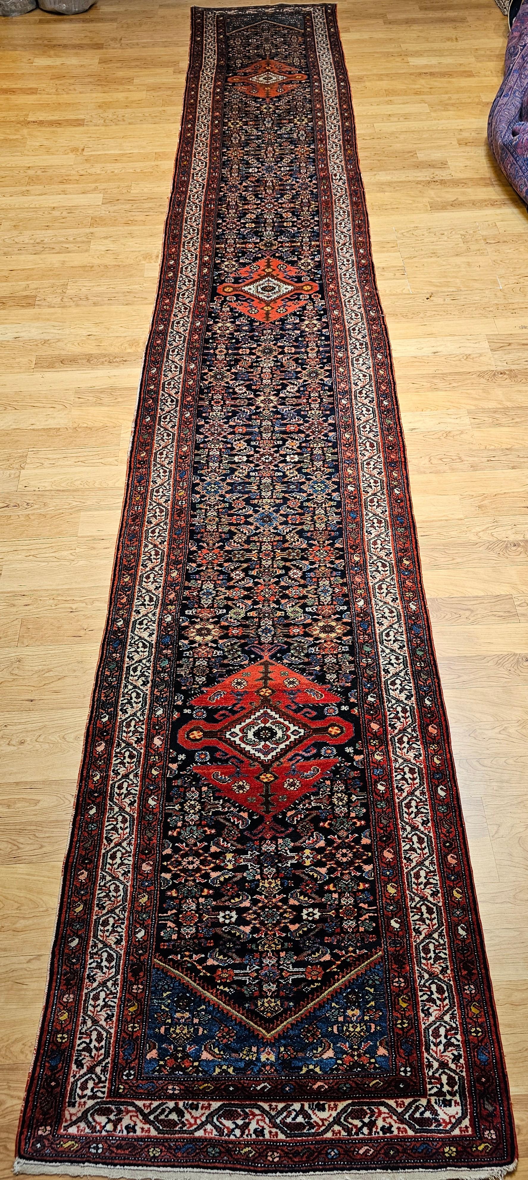 Tapis de couloir persan Malayer vintage à motif géométrique bleu marine et bleu français en vente 2