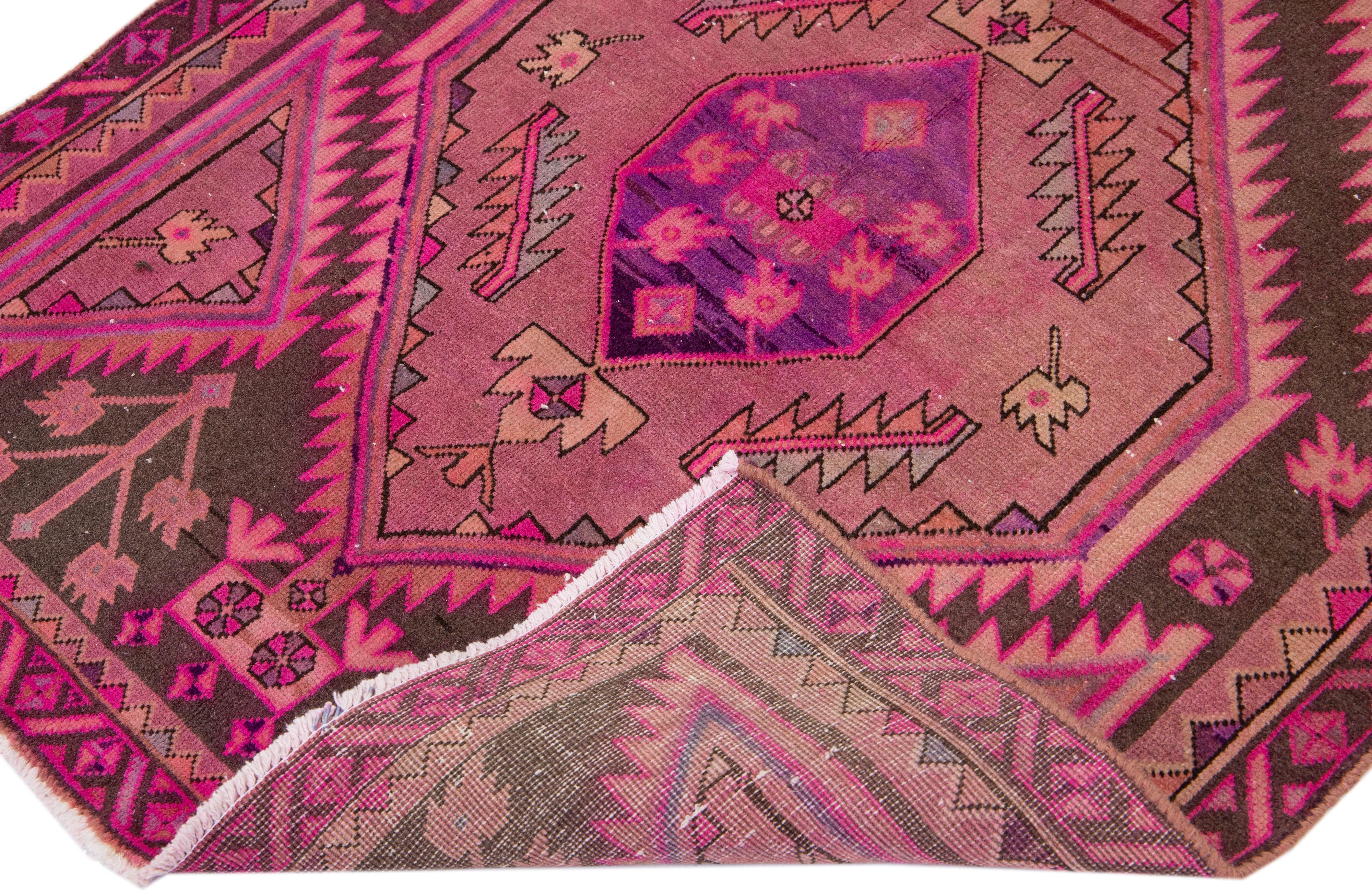 Schöner handgeknüpfter Vintage-Teppich aus Wolle von Malayer mit einem rosa Farbfeld. Dieses Stück von Malayer hat braune und violette Akzente in einem wunderschönen geometrischen Allover-Muster.

Dieser Teppich misst: 3'9