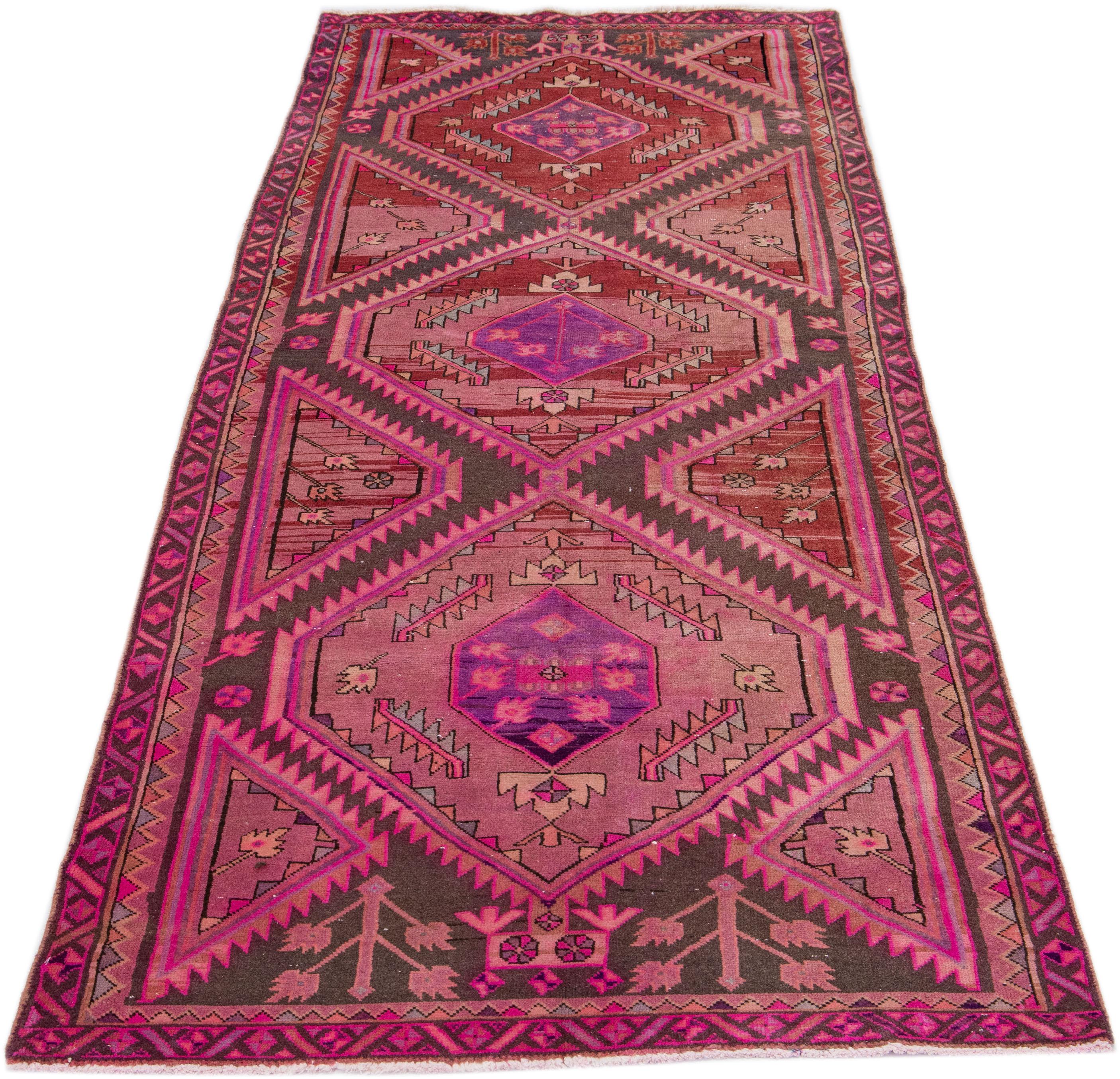Persischer Malayer-Woll-Läufer in Rosa mit Stammesmuster, handgefertigt (Handgeknüpft) im Angebot