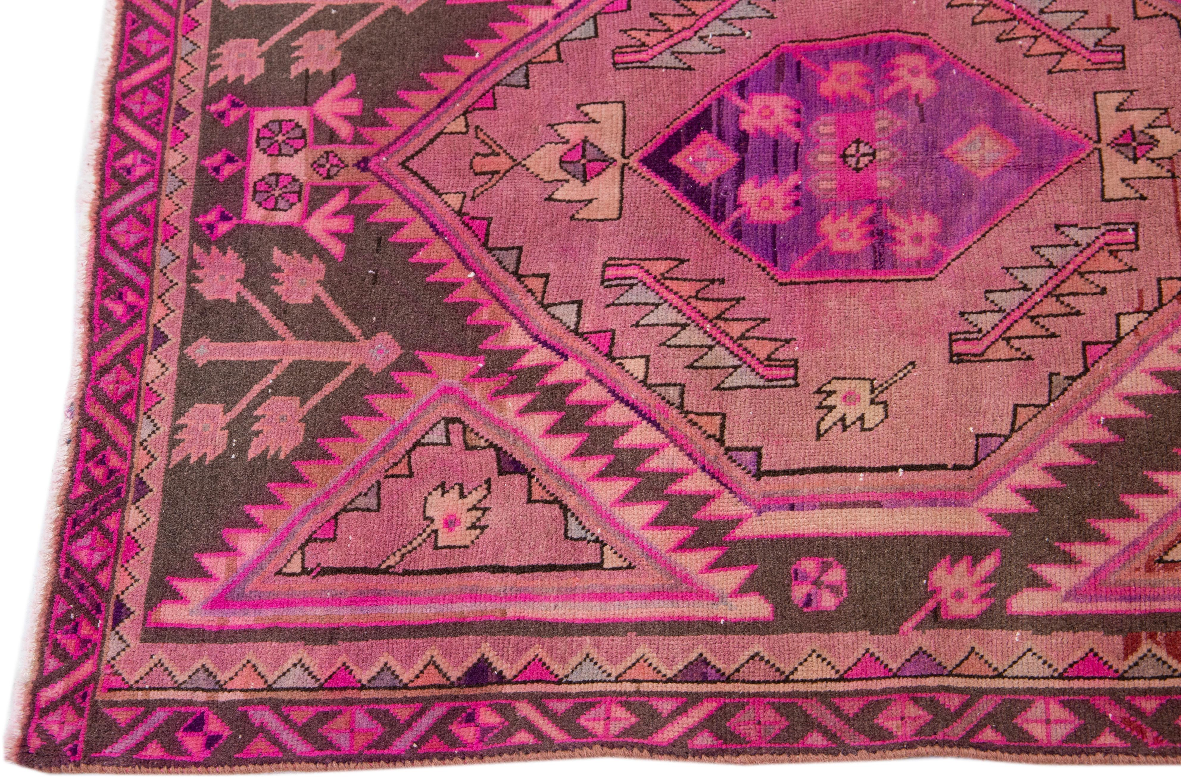 Persischer Malayer-Woll-Läufer in Rosa mit Stammesmuster, handgefertigt im Zustand „Gut“ im Angebot in Norwalk, CT