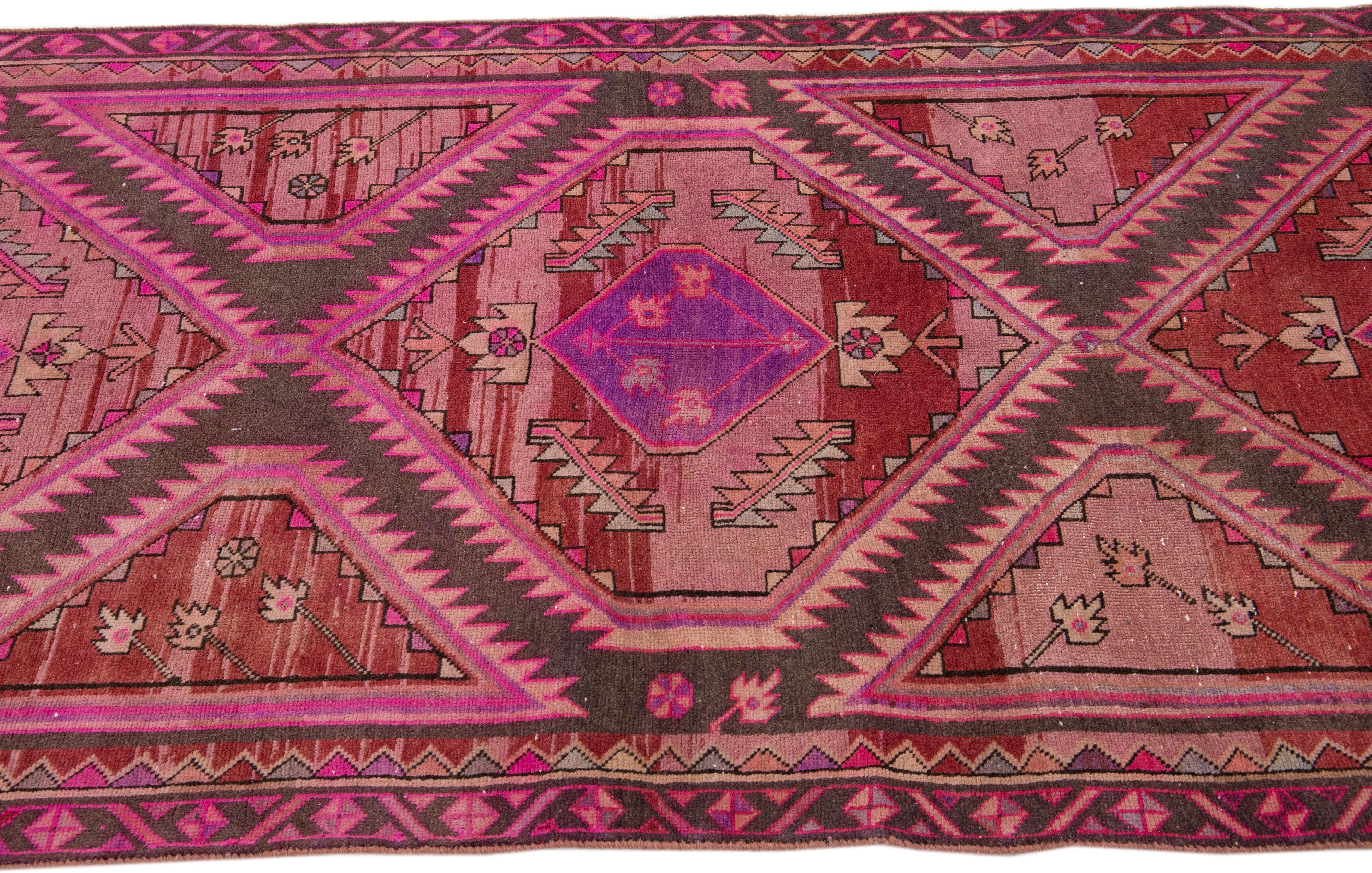 Persischer Malayer-Woll-Läufer in Rosa mit Stammesmuster, handgefertigt (20. Jahrhundert) im Angebot