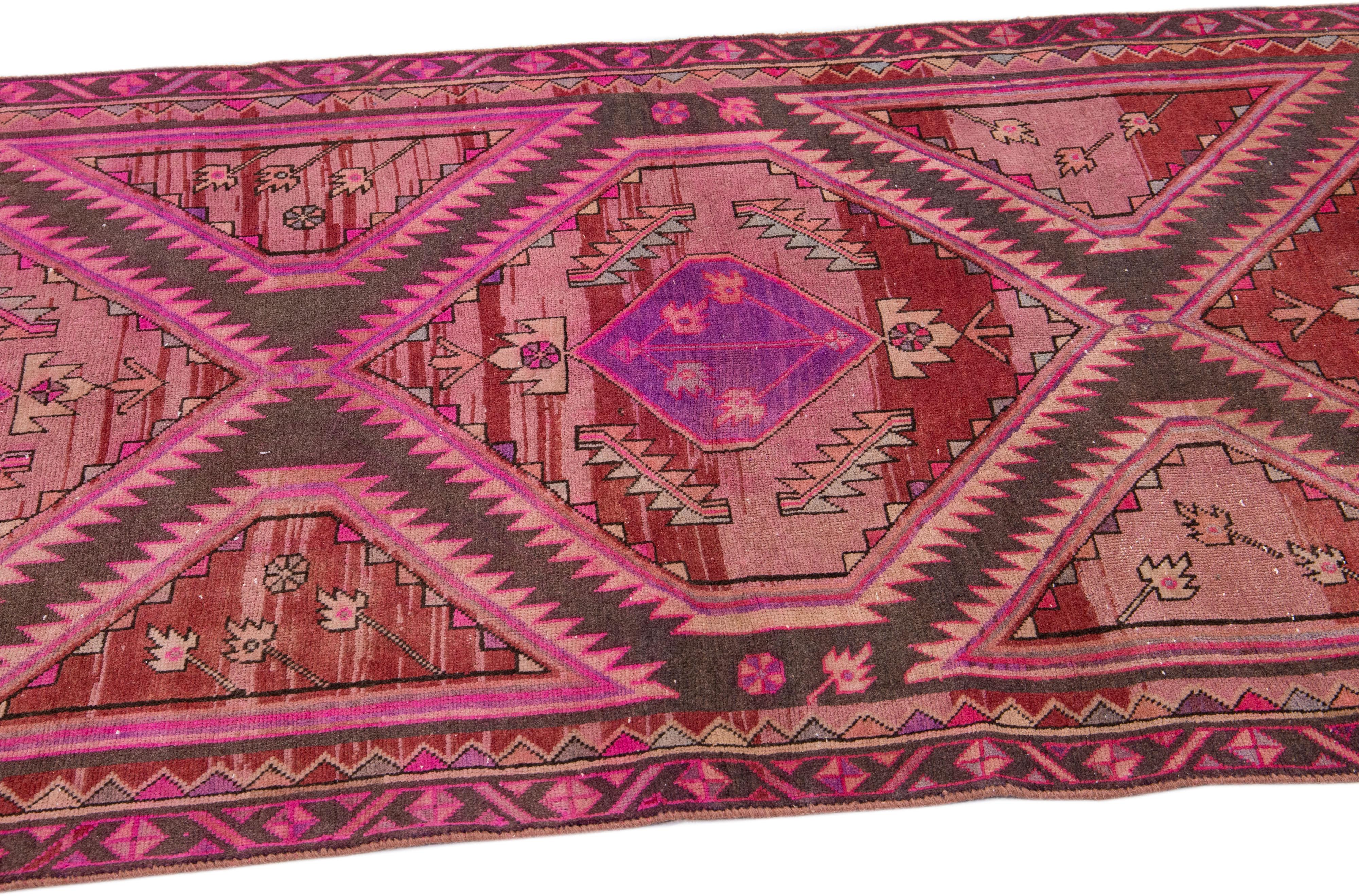 Persischer Malayer-Woll-Läufer in Rosa mit Stammesmuster, handgefertigt (Wolle) im Angebot