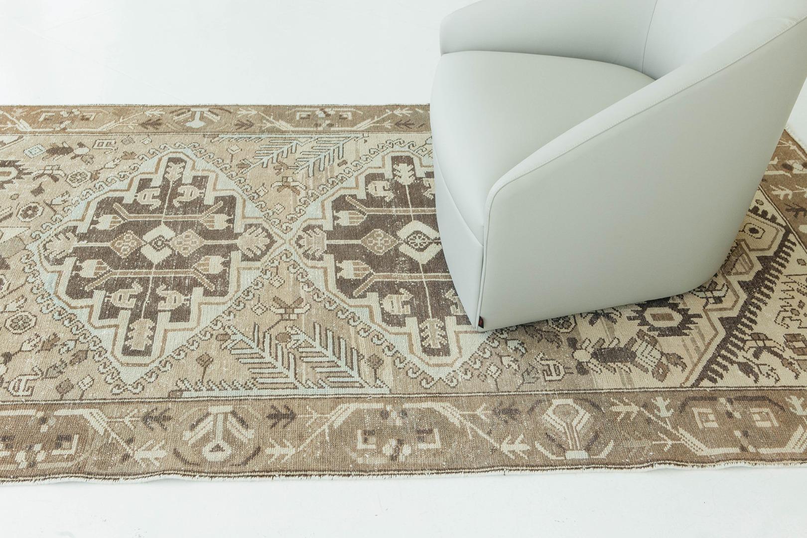 Les tapis vintage Malayer ont été tissés dans la petite ville de Malayer, située au sud de Hamedan sur la route d'Arak. L'emplacement par rapport à ces villes est important, car les tapis de Malayer présentent des caractéristiques des tapis de