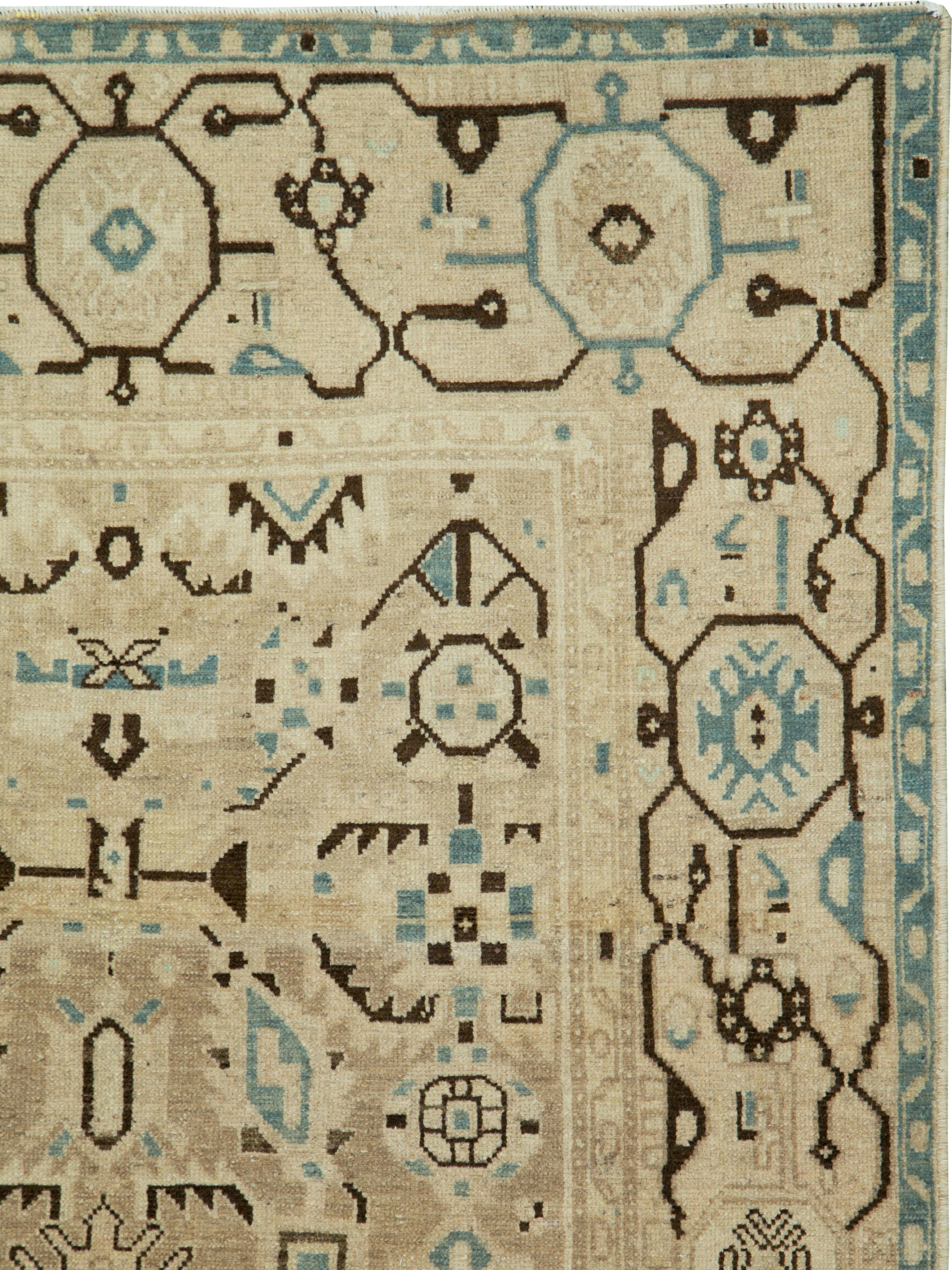 Un tapis Persan Malayer vintage du milieu du 20ème siècle.