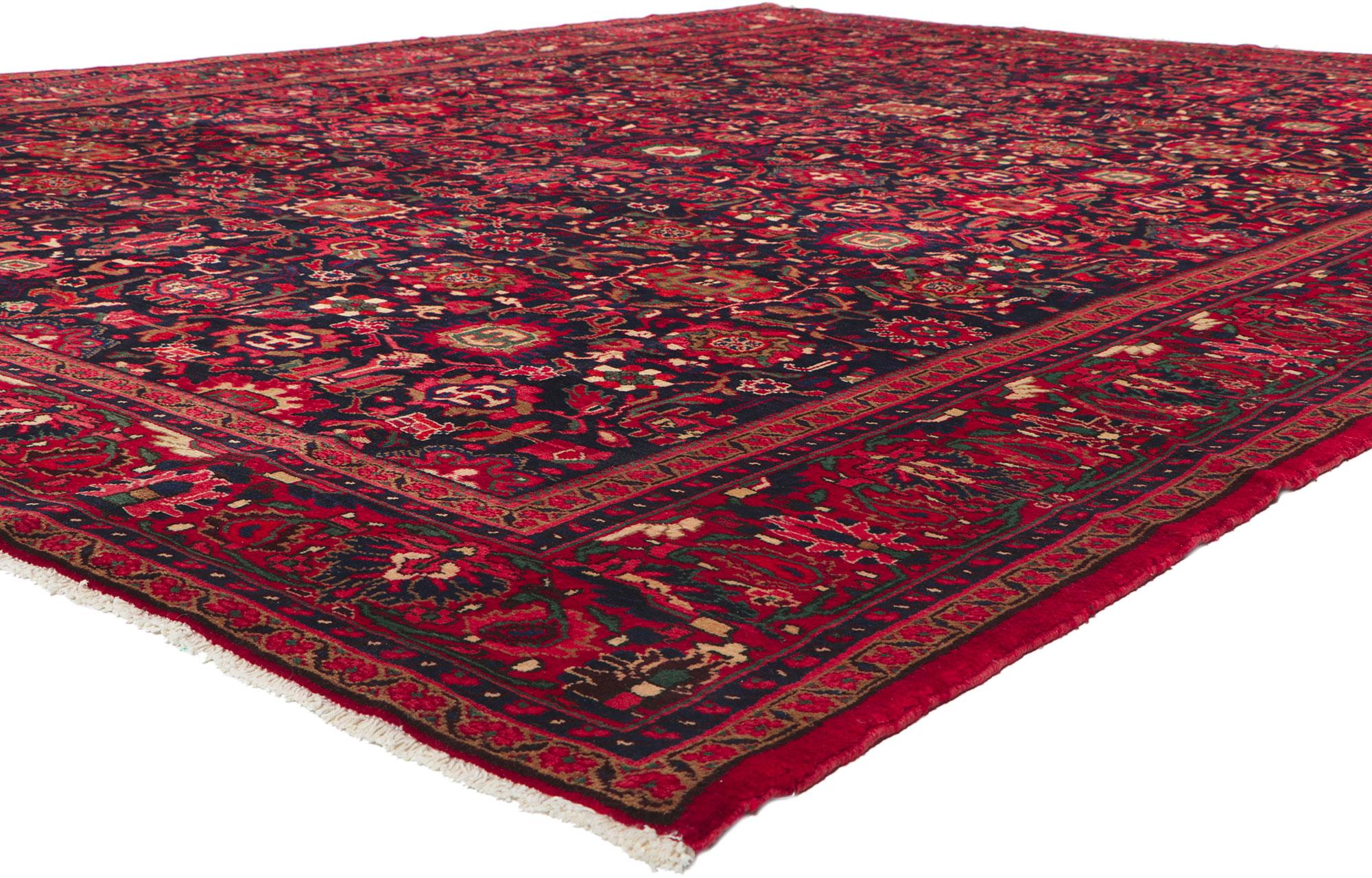 61145 Tapis persan vintage Malayer, 10'06 x 13'09. Design/One, d'un design intemporel et d'une beauté séduisante aux couleurs saturées, ce tapis persan vintage en laine nouée à la main, Malayer, est prêt à impressionner. Un motif botanique répétitif