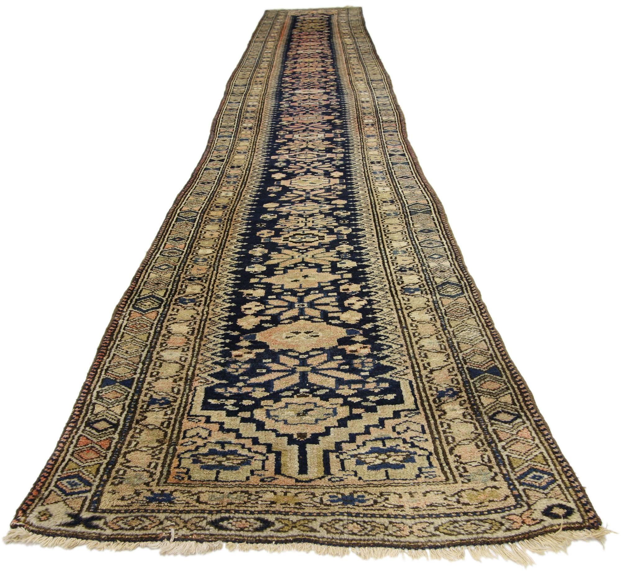 Antiker antiker persischer Malayer-Teppich-Läufer, extra langer Flur-Läufer im Angebot 1