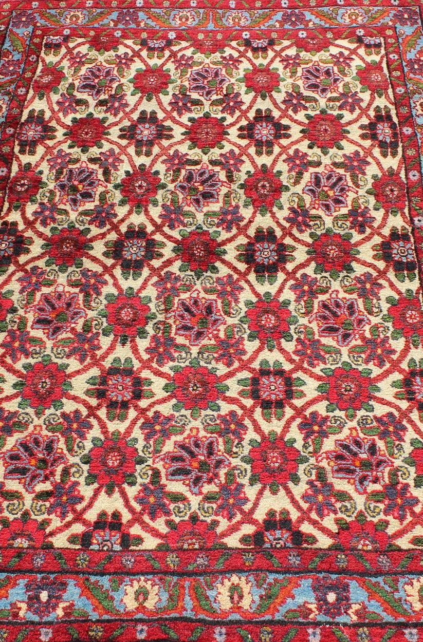 Alfombra Persa Malayer Semi Antigua con Motivo Floral en Tonos Rojos y Amarillos en venta 4