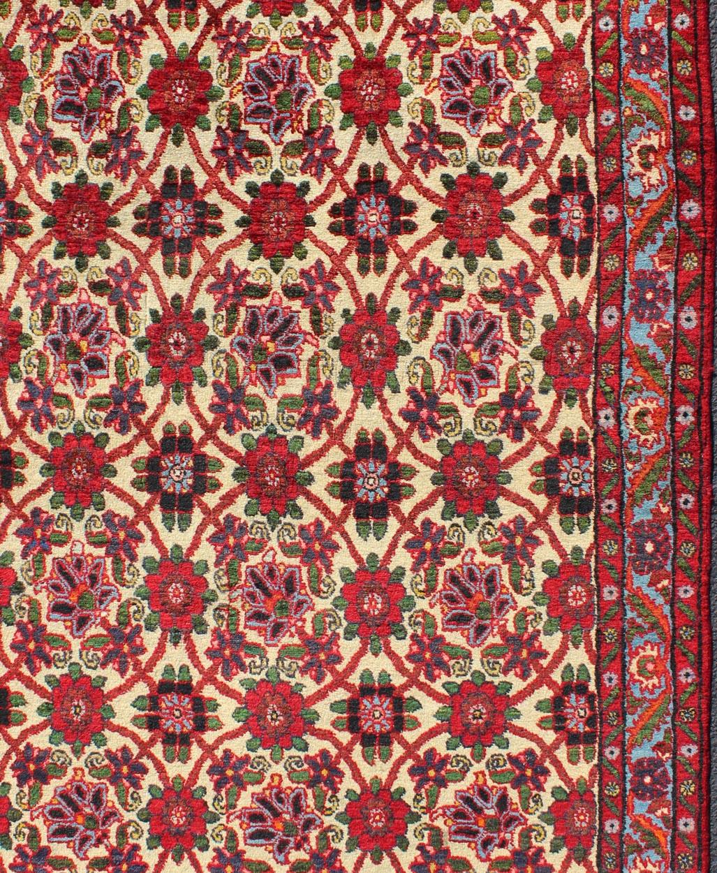 Alfombra Persa Malayer Semi Antigua con Motivo Floral en Tonos Rojos y Amarillos en Excelente estado para la venta en Atlanta, GA
