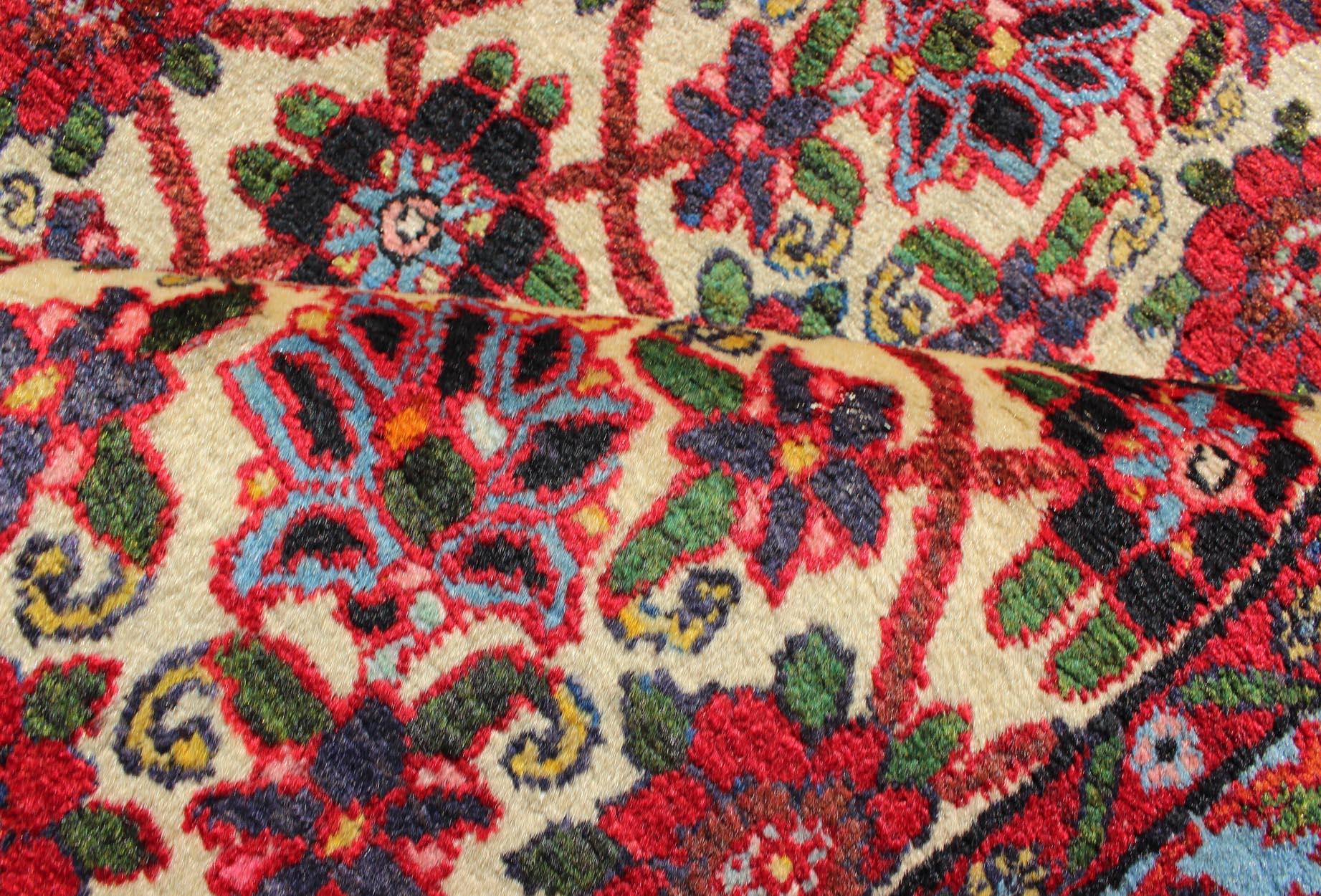 Alfombra Persa Malayer Semi Antigua con Motivo Floral en Tonos Rojos y Amarillos siglo XX en venta
