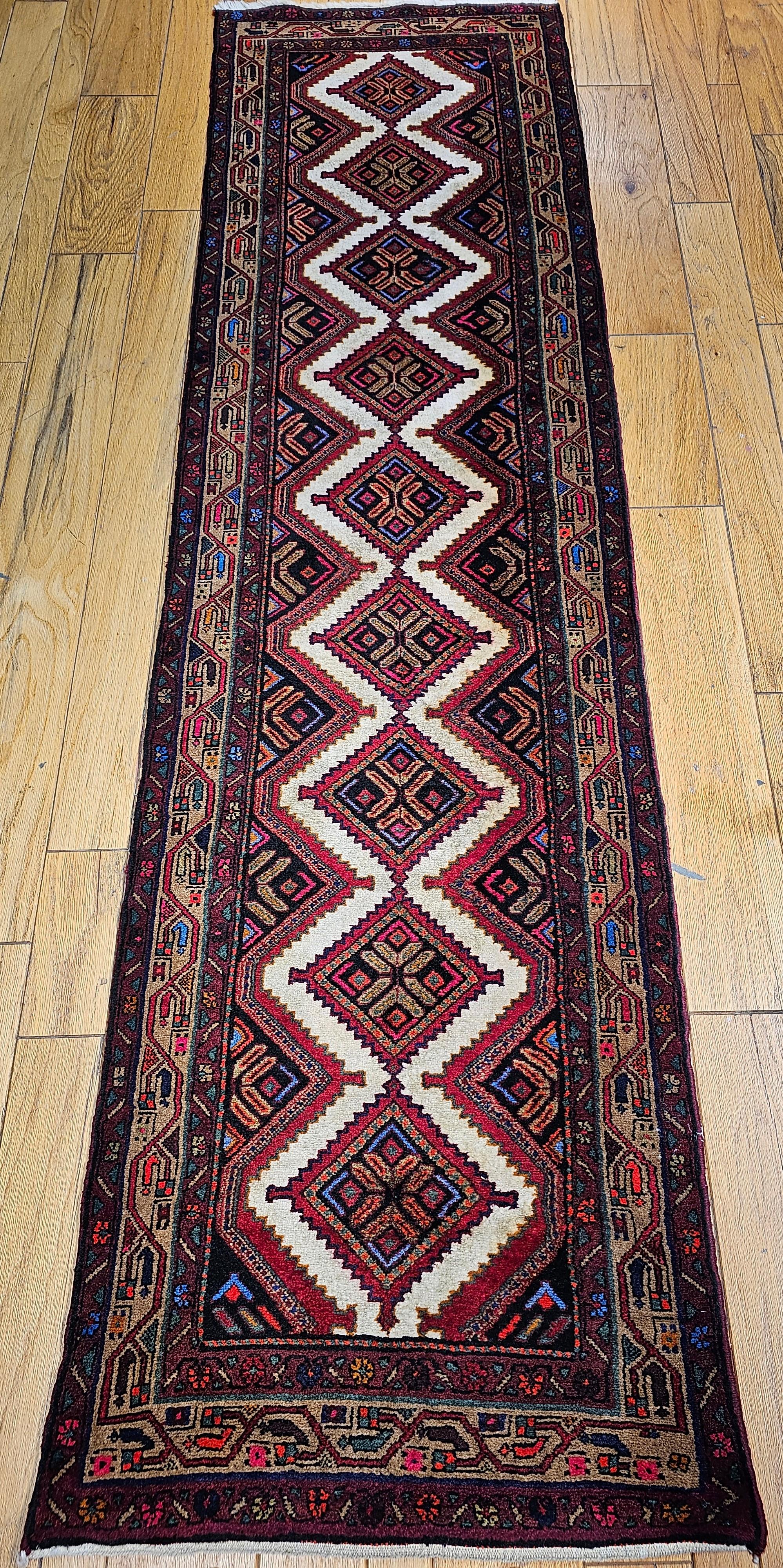 Schöner und farbenfroher persischer Malayer-Läufer in einem  geometrisches Design, gewebt im 3. Quartal des 20. Jahrhunderts in NW-Persien.  Der Teppich hat ein klassisches Muster aus mehreren Medaillons mit leuchtenden Farben, darunter  Elfenbein,