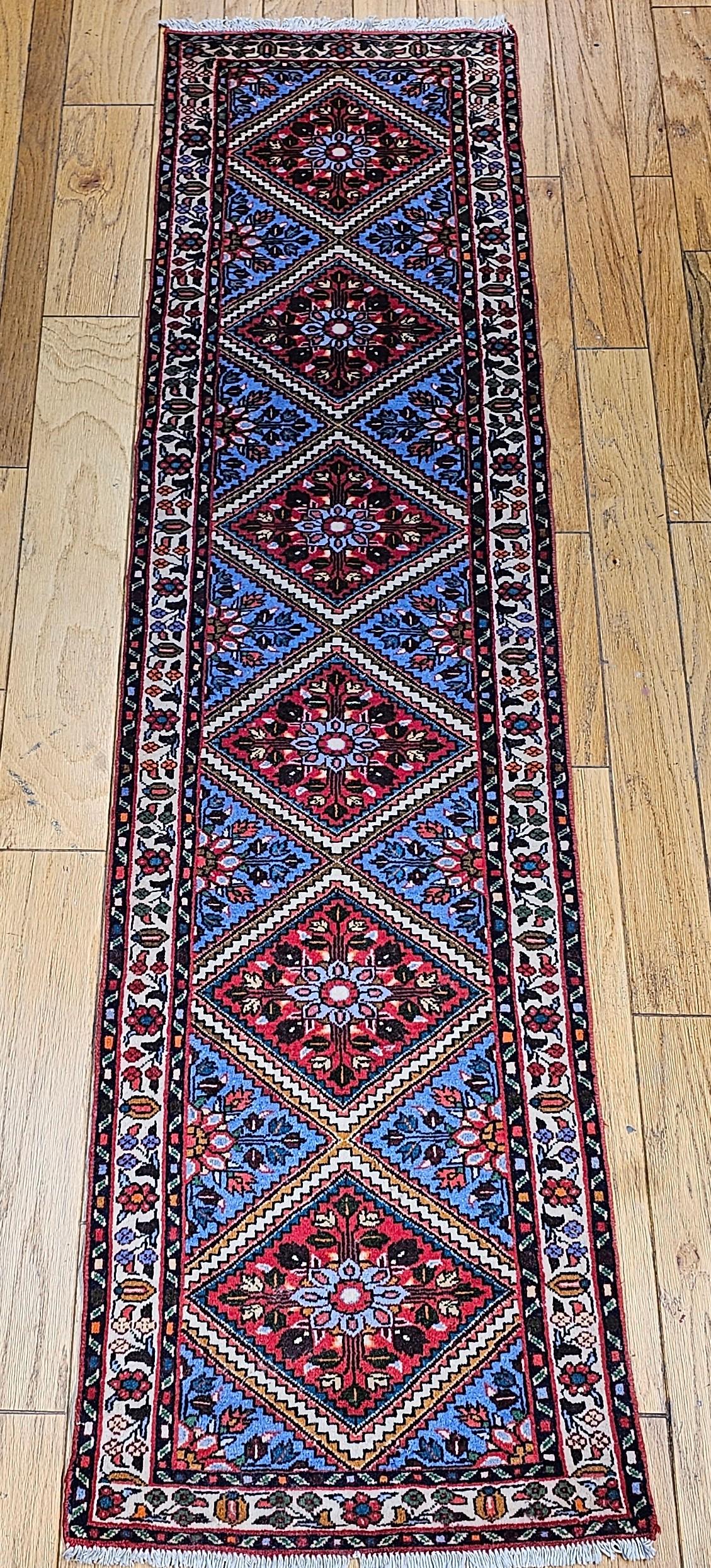 Vintage Persian Malayer handgeknüpft Läufer gewebt in der Mitte der 1900er Jahre in einem sehr einzigartigen robin's egg blue.  Der Läufer Malayer hat ein wunderschönes geometrisches Design mit mehreren Medaillons auf einem rotkehlchenblauen