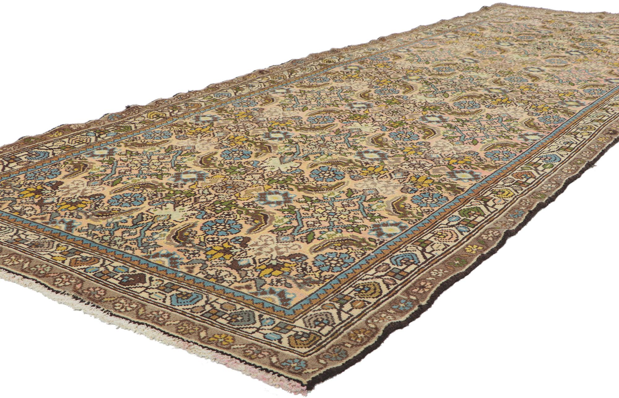 61163 Tappeto persiano vintage Malayer Runner, 03'06 x 09'09. Tessuto sotto il bagliore tremolante delle lampade a olio nello storico villaggio di Malayer, questo runner persiano in lana annodato a mano si dispiega con una grazia lirica, il cui
