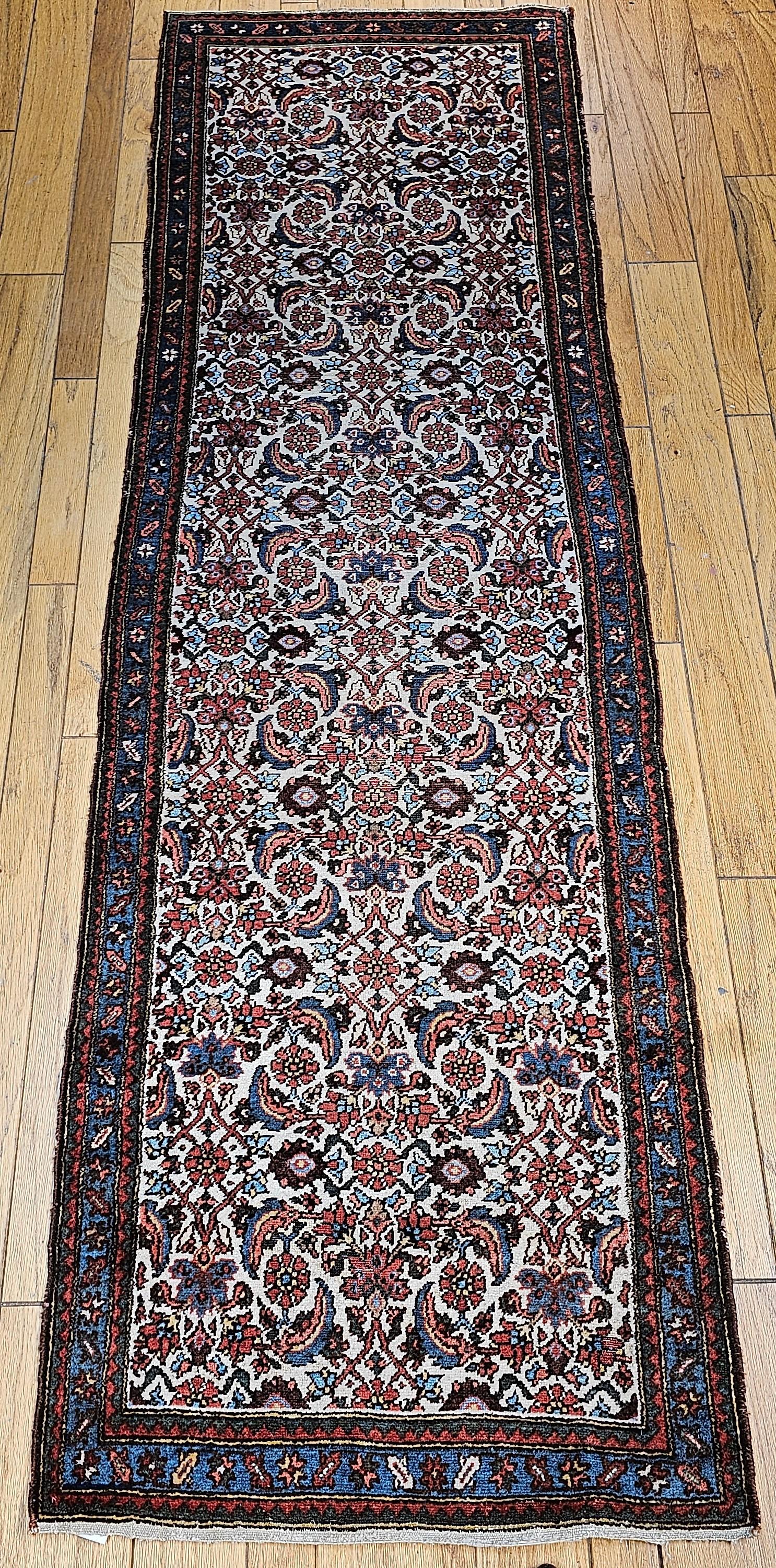 Runner persiano Malayer d'epoca con motivo Herati allover nei colori avorio, blu francese, marrone e rosso, risalente al primo trimestre del XX secolo.  Il runner Malayer presenta un classico disegno geometrico Herati su uno sfondo avorio molto raro
