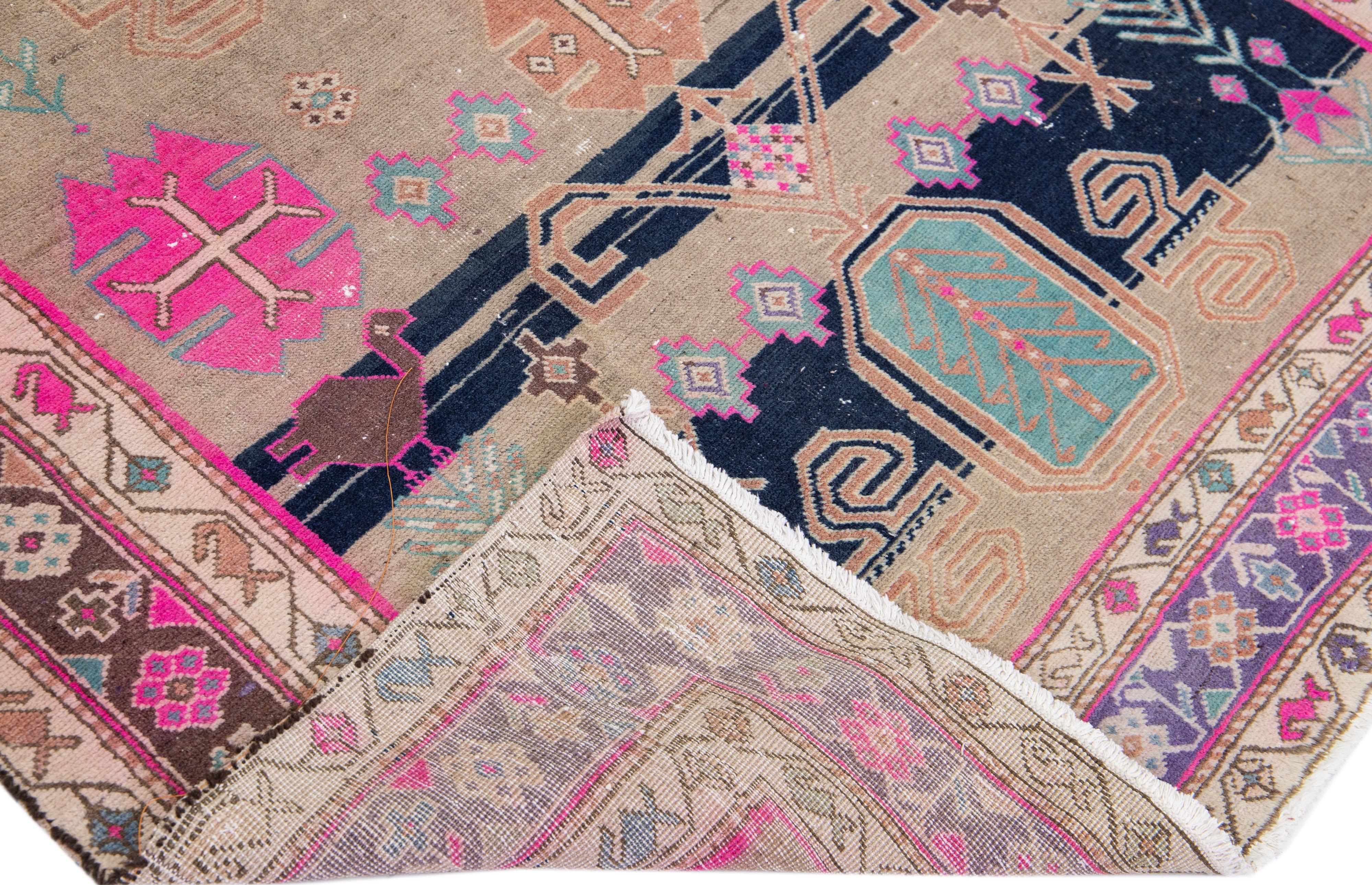 Schöner handgeknüpfter Vintage Malayer Wollteppich mit hellbraunem Farbfeld. Dieses Stück von Malayer hat einen lilafarbenen Rahmen mit rosafarbenen und blaugrünen Akzenten in einem wunderschönen geometrischen Allover-Muster.

Dieser Teppich