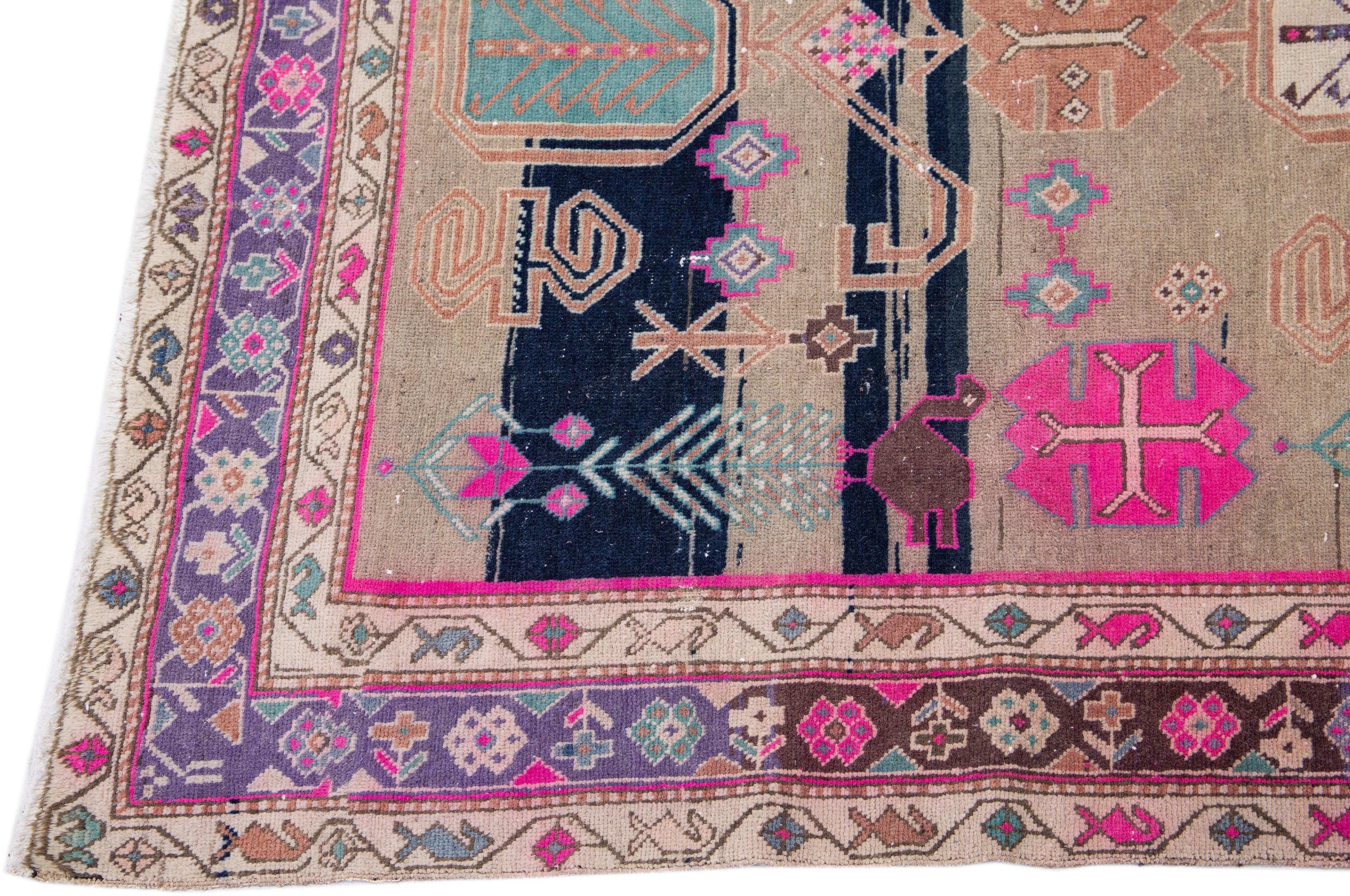 Persischer Malayer-Läufer aus brauner Wolle mit geometrischem Motiv, handgefertigt im Zustand „Gut“ im Angebot in Norwalk, CT