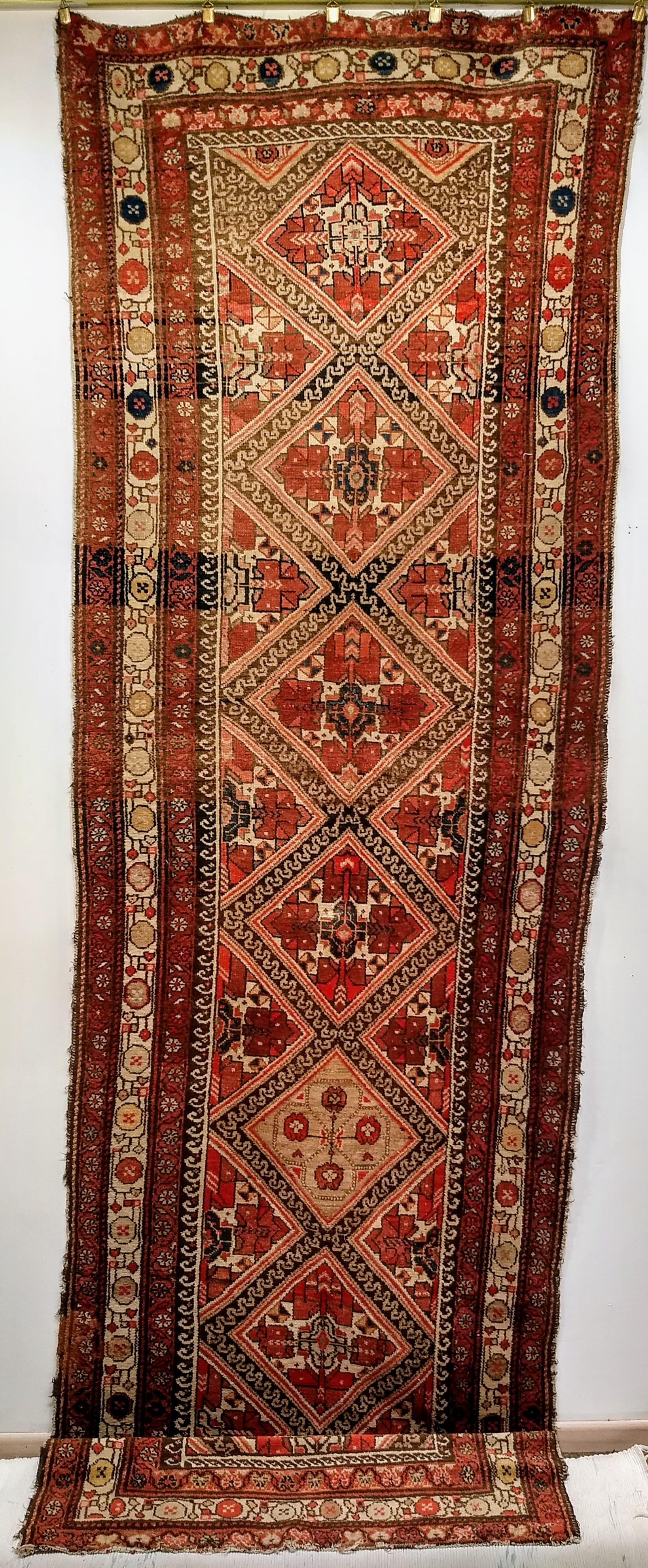 Vintage Persian Malayer handgeknüpft Läufer gewebt im ersten Quartal des 1900s.  Der Läufer Malayer hat ein wunderschönes geometrisches Muster in Elfenbeinfarbe, das überall zu sehen ist.  Hintergrund mit einer hellen elfenbeinfarbenen und roten