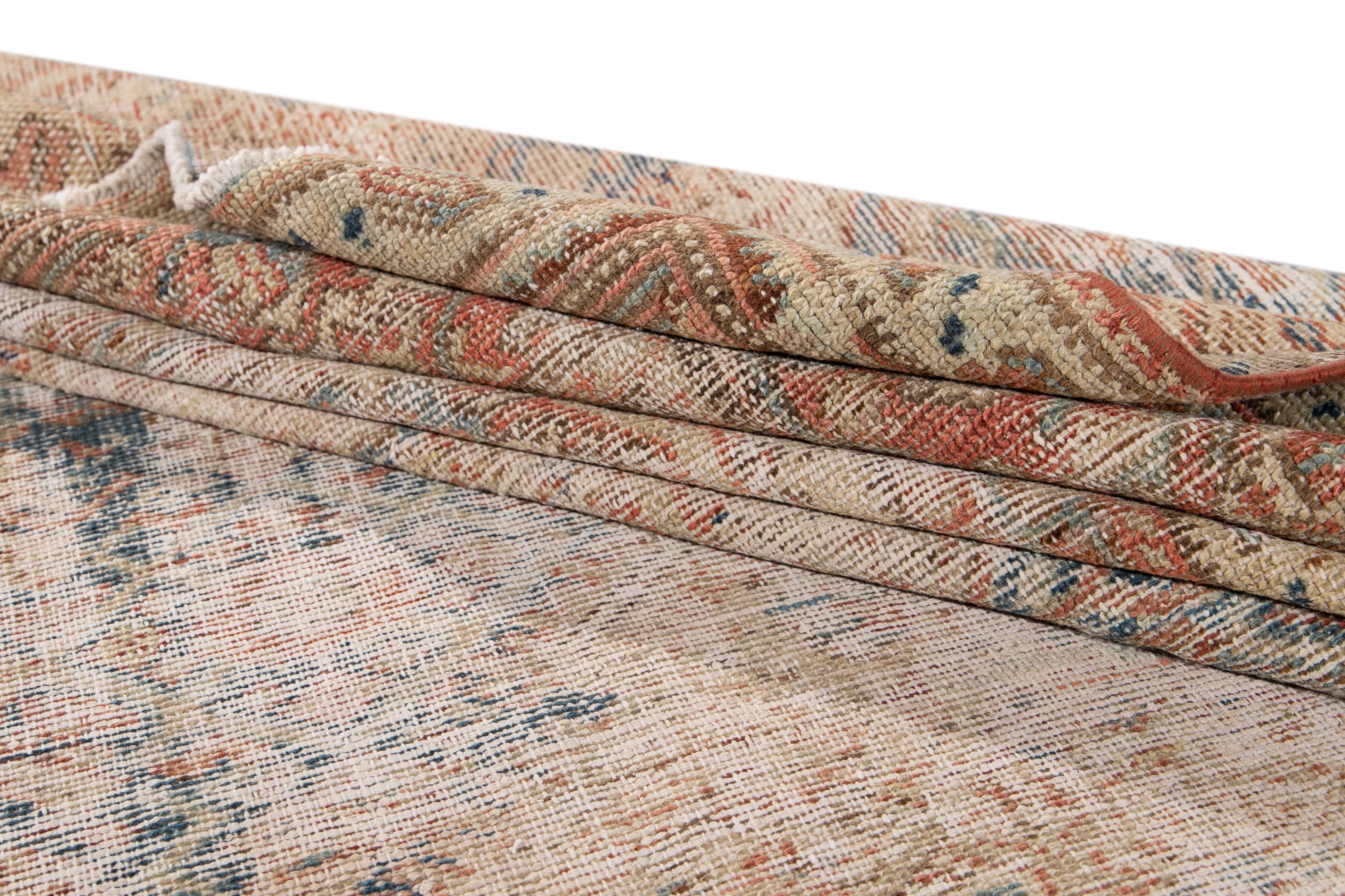 Tapis de couloir persan Malayer vintage en laine rouille et bleu fait à la main avec motif de médaillon Abîmé - En vente à Norwalk, CT