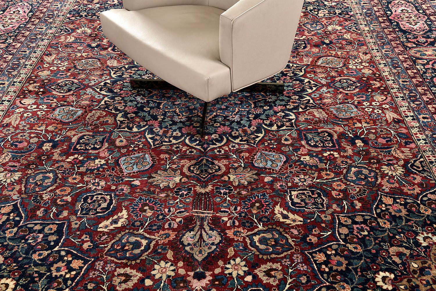 Dieser persische Mashad-Teppich im Vintage-Stil ist reich an Farben, Texturen und betörendem Ambiente und besticht durch zeitlose Eleganz und königlichen Charme. Es ist ein beeindruckendes Zeugnis traditioneller persischer Webkunst mit einem