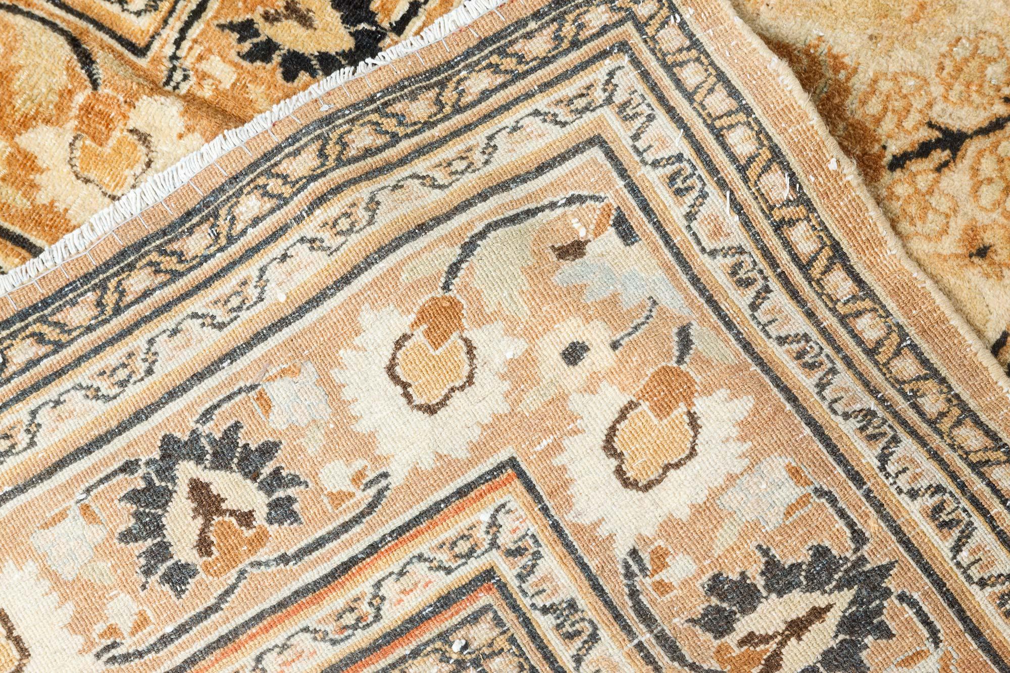 Antiker persischer Mashad-Handgefertigter Wollteppich (Wolle) im Angebot