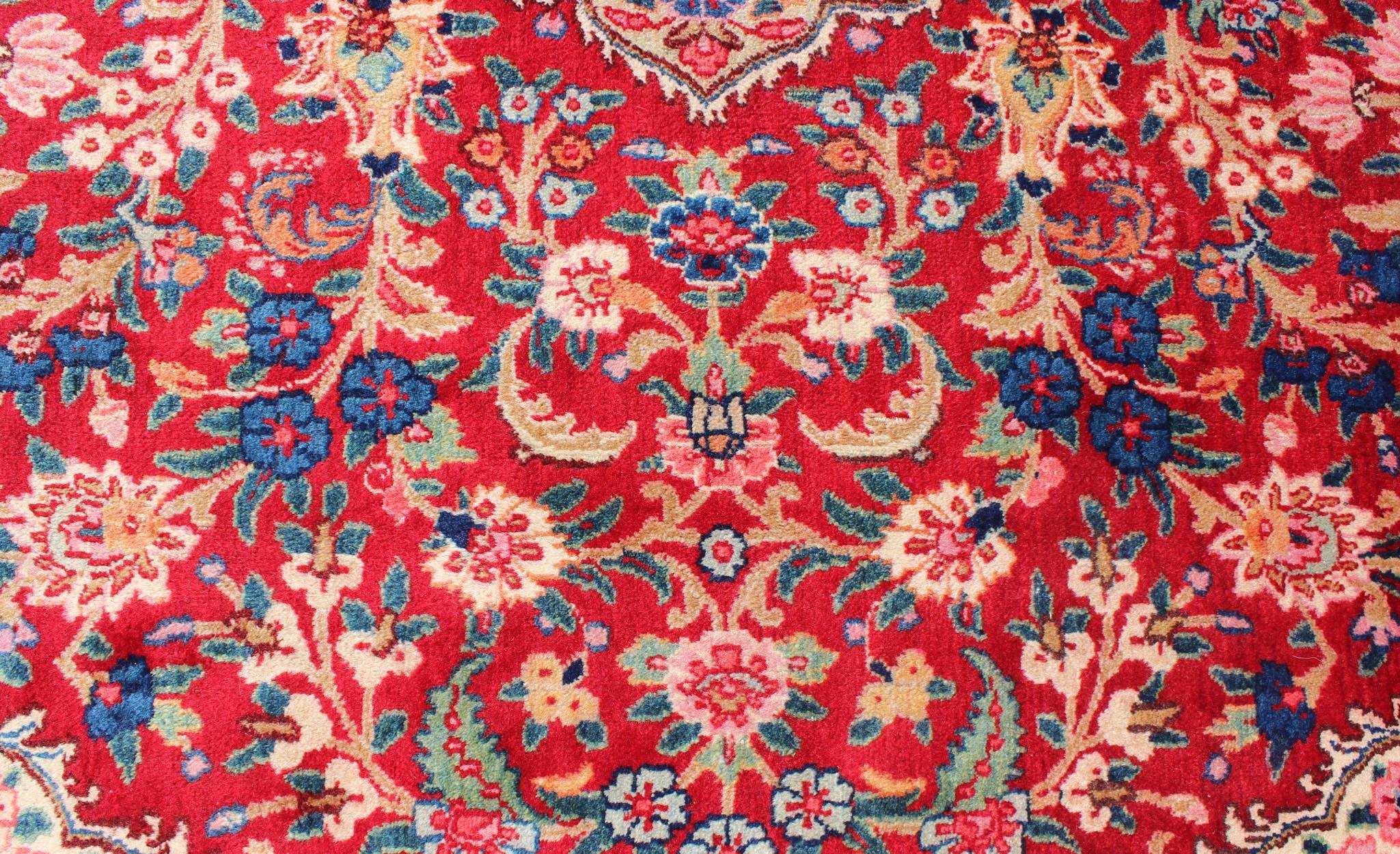 Persischer Mashad-Teppich mit verschnörkeltem, floralem Medaillon-Design in Rot und Creme im Angebot 3