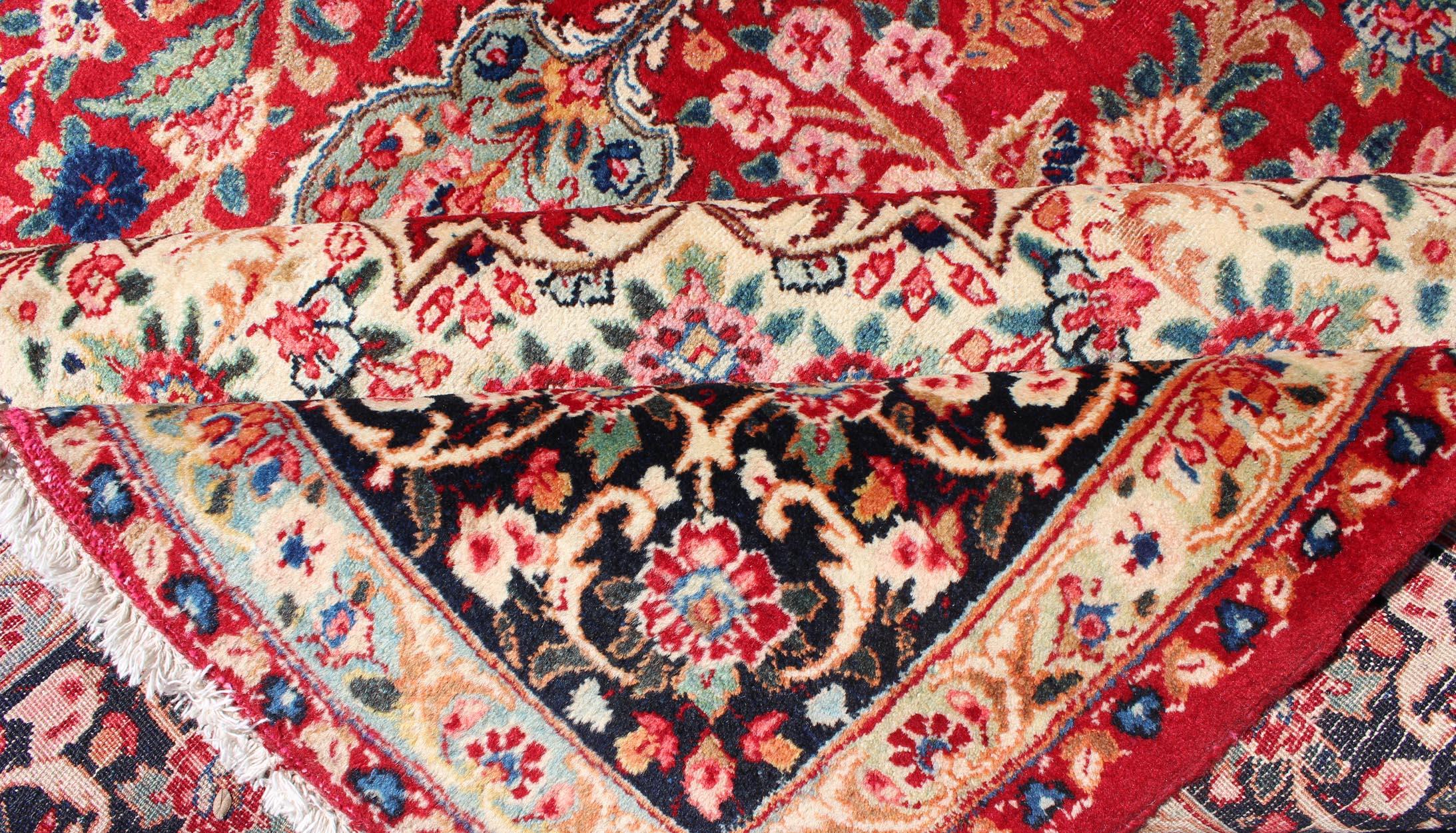 Persischer Mashad-Teppich mit verschnörkeltem, floralem Medaillon-Design in Rot und Creme im Angebot 5