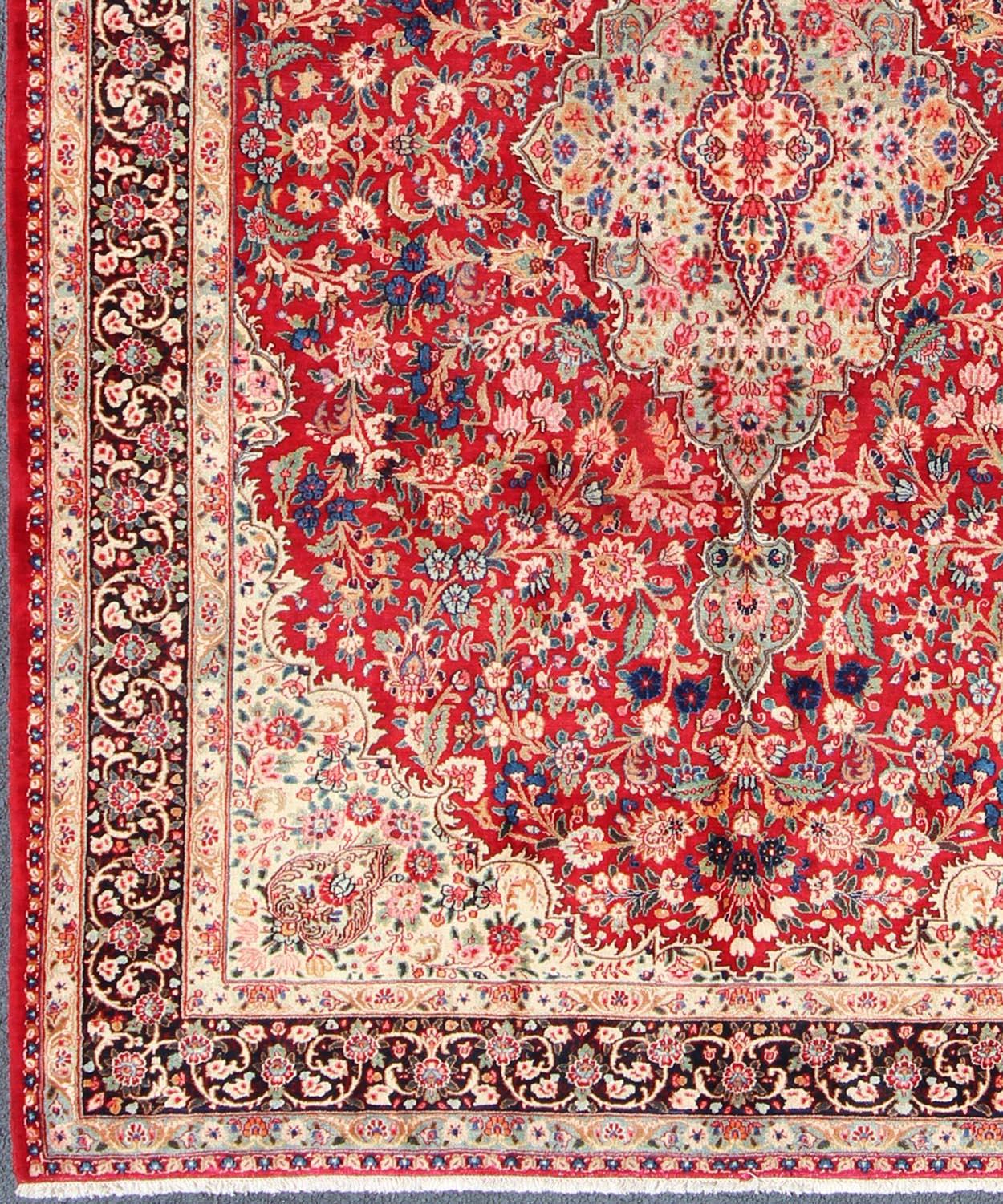 Persischer Mashad-Teppich mit verschnörkeltem, floralem Medaillon-Design in Rot und Creme (Tabriz) im Angebot