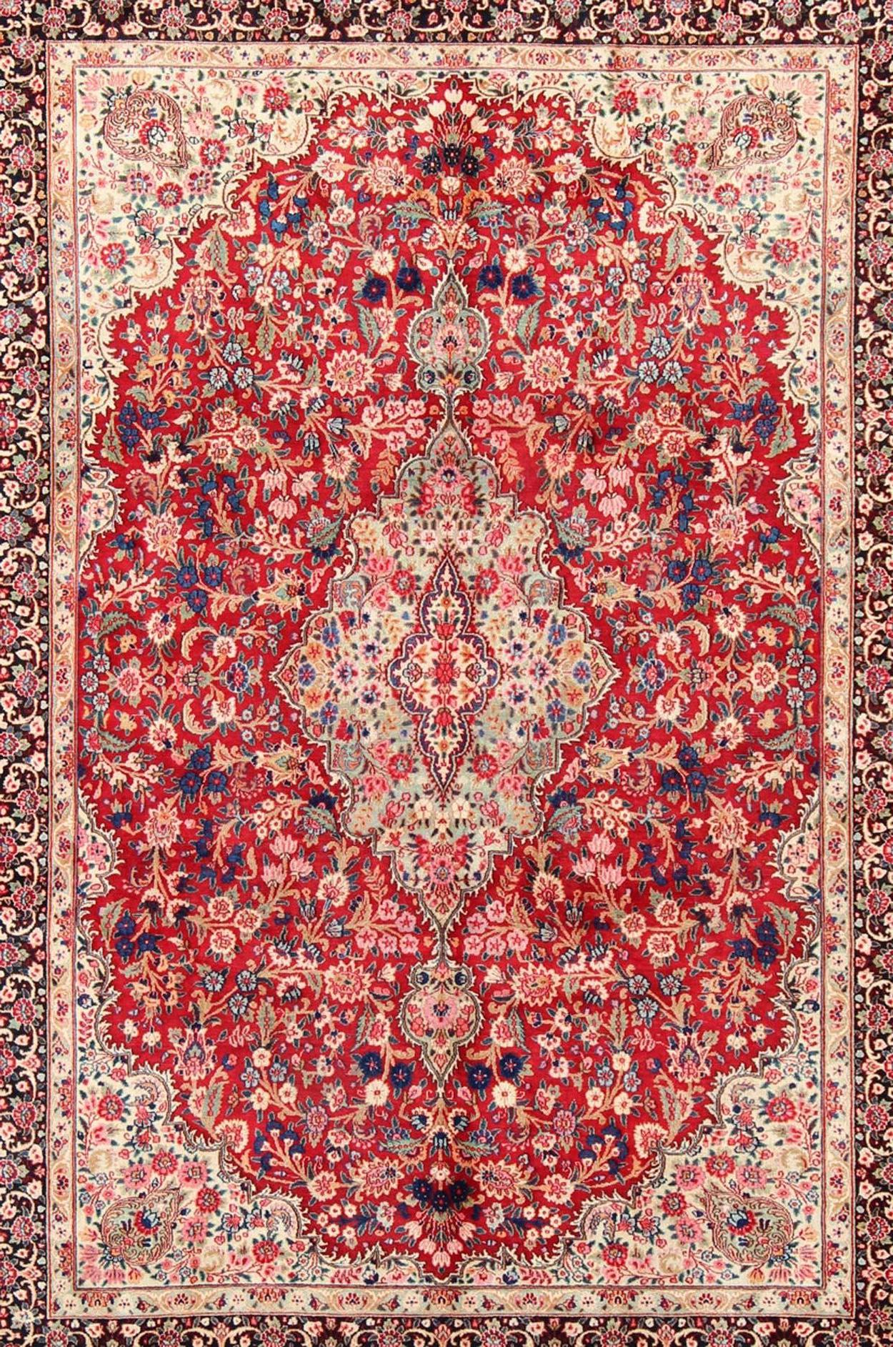 Persischer Mashad-Teppich mit verschnörkeltem, floralem Medaillon-Design in Rot und Creme (Handgeknüpft) im Angebot