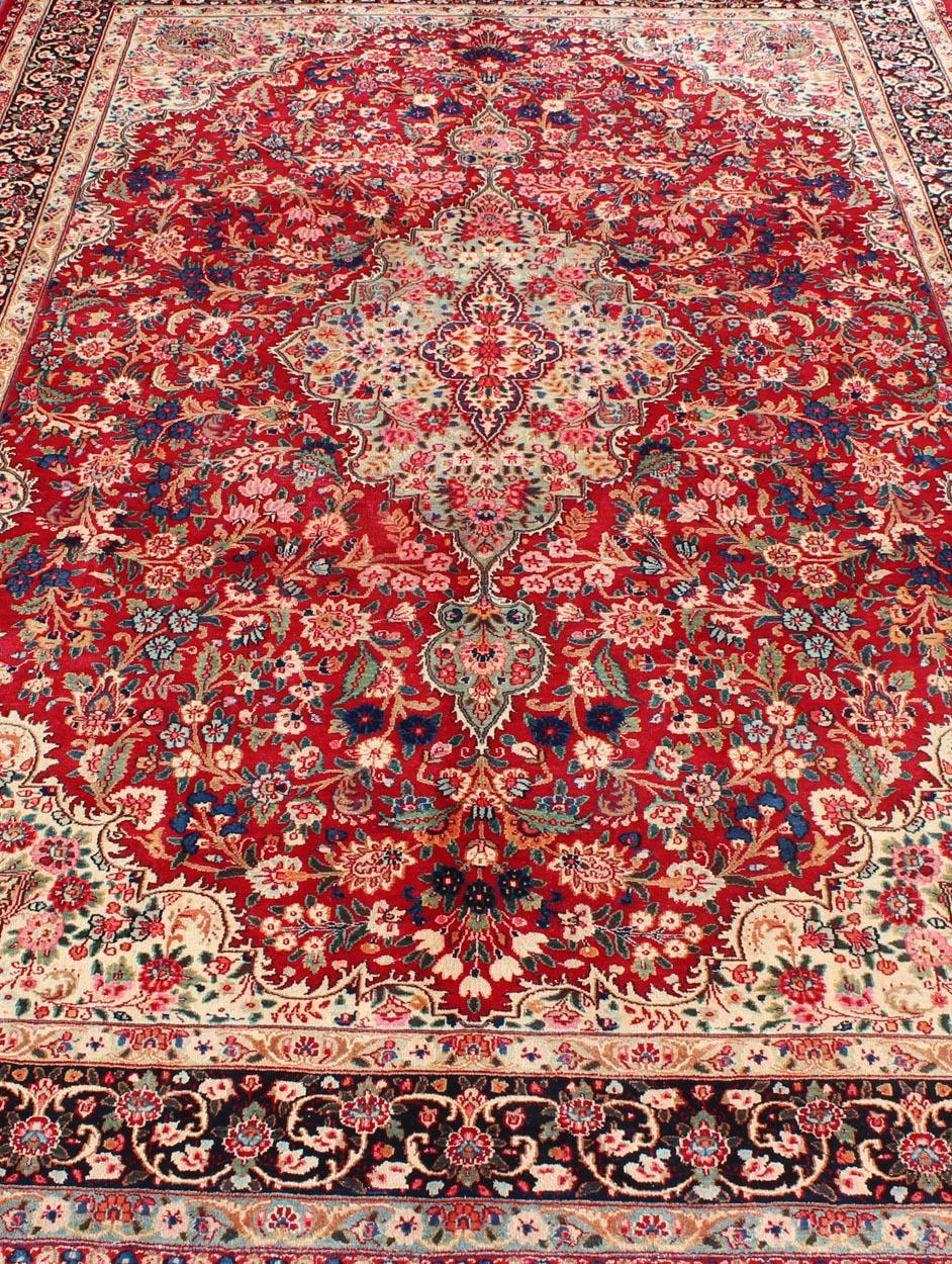 Tappeto persiano vintage di Mashad con disegno di medaglioni floreali in rosso e crema In condizioni buone in vendita a Atlanta, GA