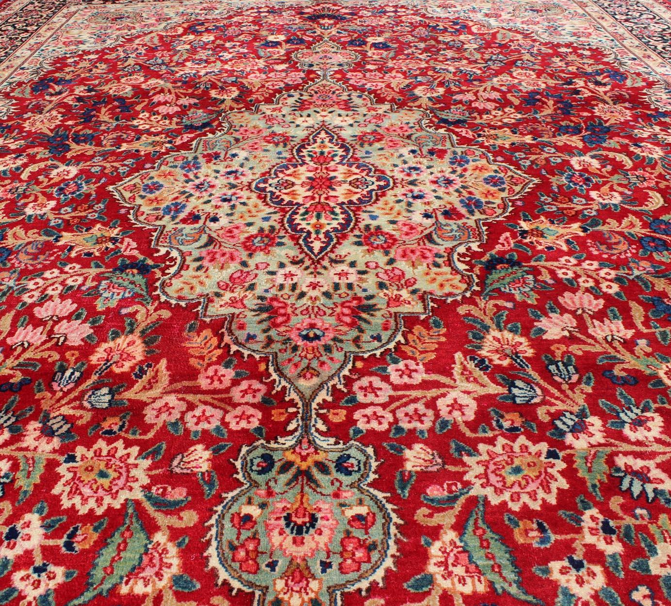 Persischer Mashad-Teppich mit verschnörkeltem, floralem Medaillon-Design in Rot und Creme (Wolle) im Angebot