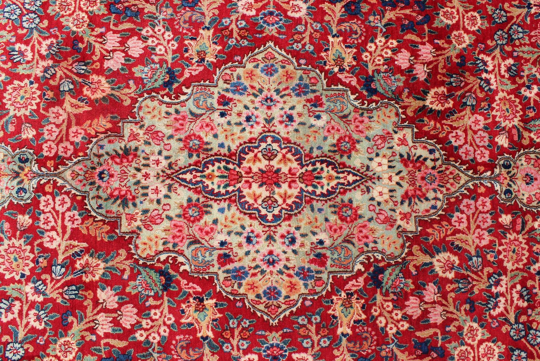 Persischer Mashad-Teppich mit verschnörkeltem, floralem Medaillon-Design in Rot und Creme im Angebot 1
