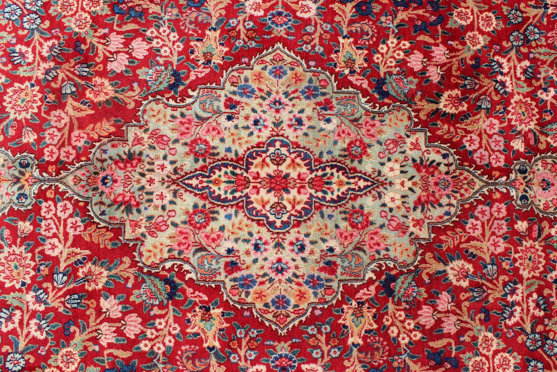 Lana Tappeto persiano vintage di Mashad con disegno di medaglioni floreali in rosso e crema in vendita