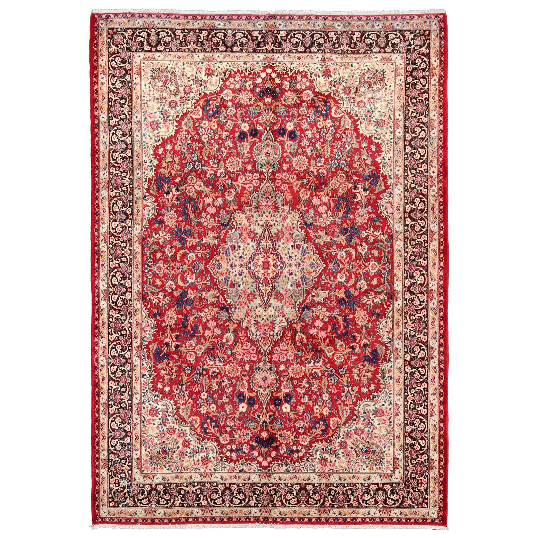 Persischer Mashad-Teppich mit verschnörkeltem, floralem Medaillon-Design in Rot und Creme