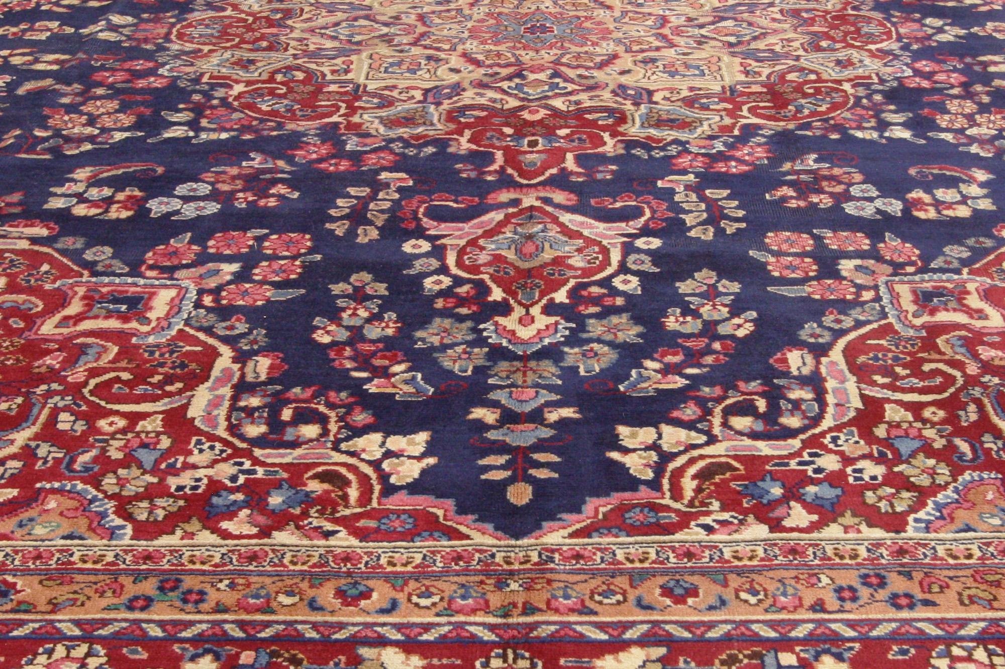 Noué à la main Tapis persan vintage Mashhad, le baroque royal rencontre l'Elegance Timeless en vente